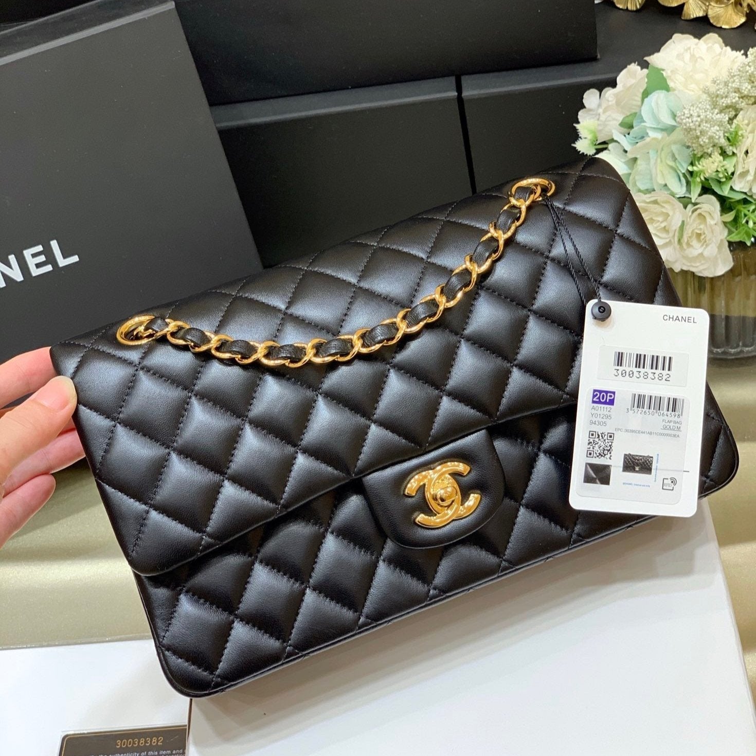 CLASSIC FLAP 25 BLACK LAMBSKIN YELLOW GOLD HARDWARE