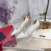 VT Rockstud Pumps White Sheepskin Leather