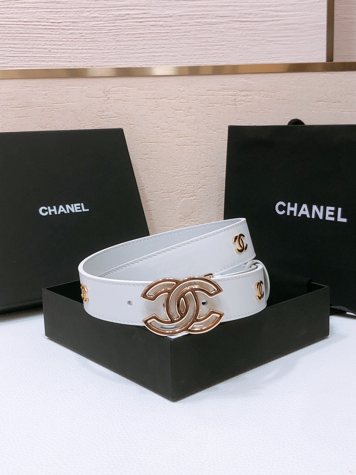 CHANEL BELT 3CM IN WHITE LAMBSKIN WITH GOLD HARDWARE LOGO