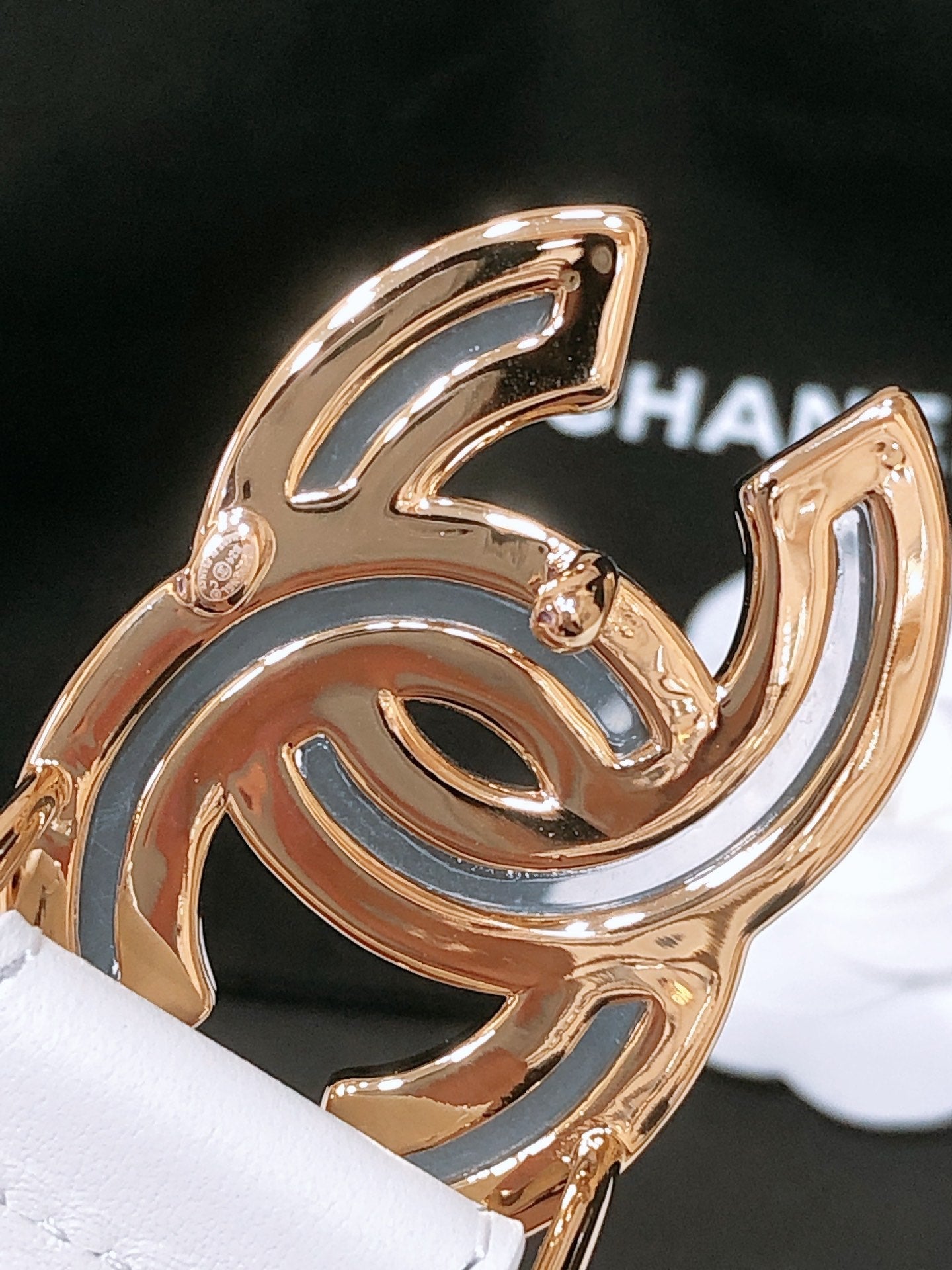 CHANEL BELT 3CM IN WHITE LAMBSKIN WITH GOLD HARDWARE LOGO