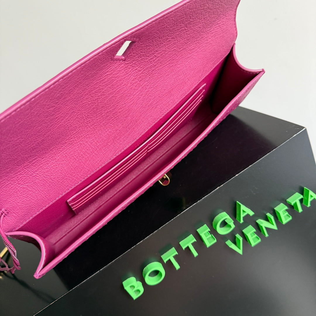 Bottega Veneta 2026 Andiamo Clutch 31cm Pink Ostrich Leather 136965