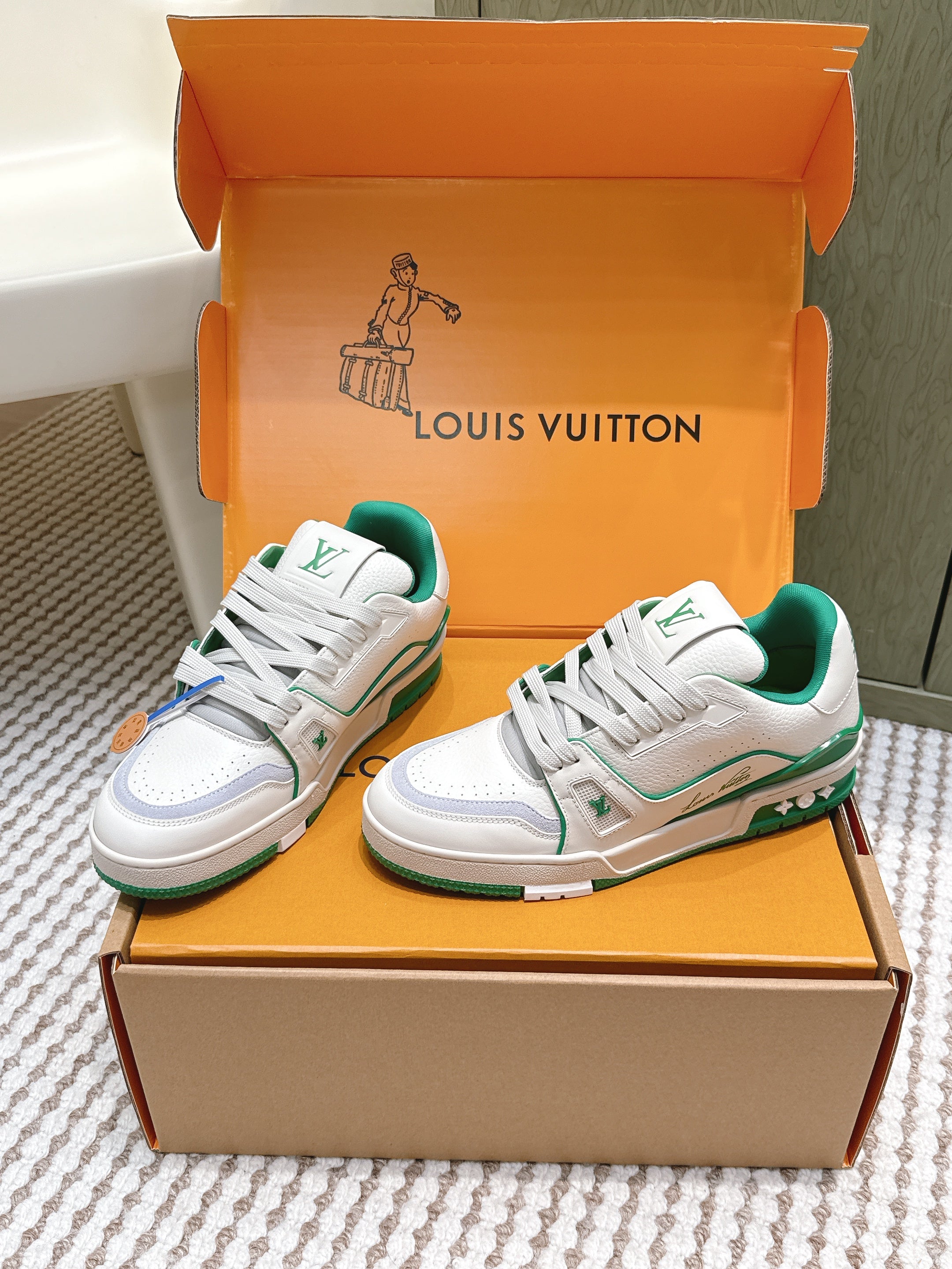 LV 26ss Trainer Sneakers White Green Cowhide 657898