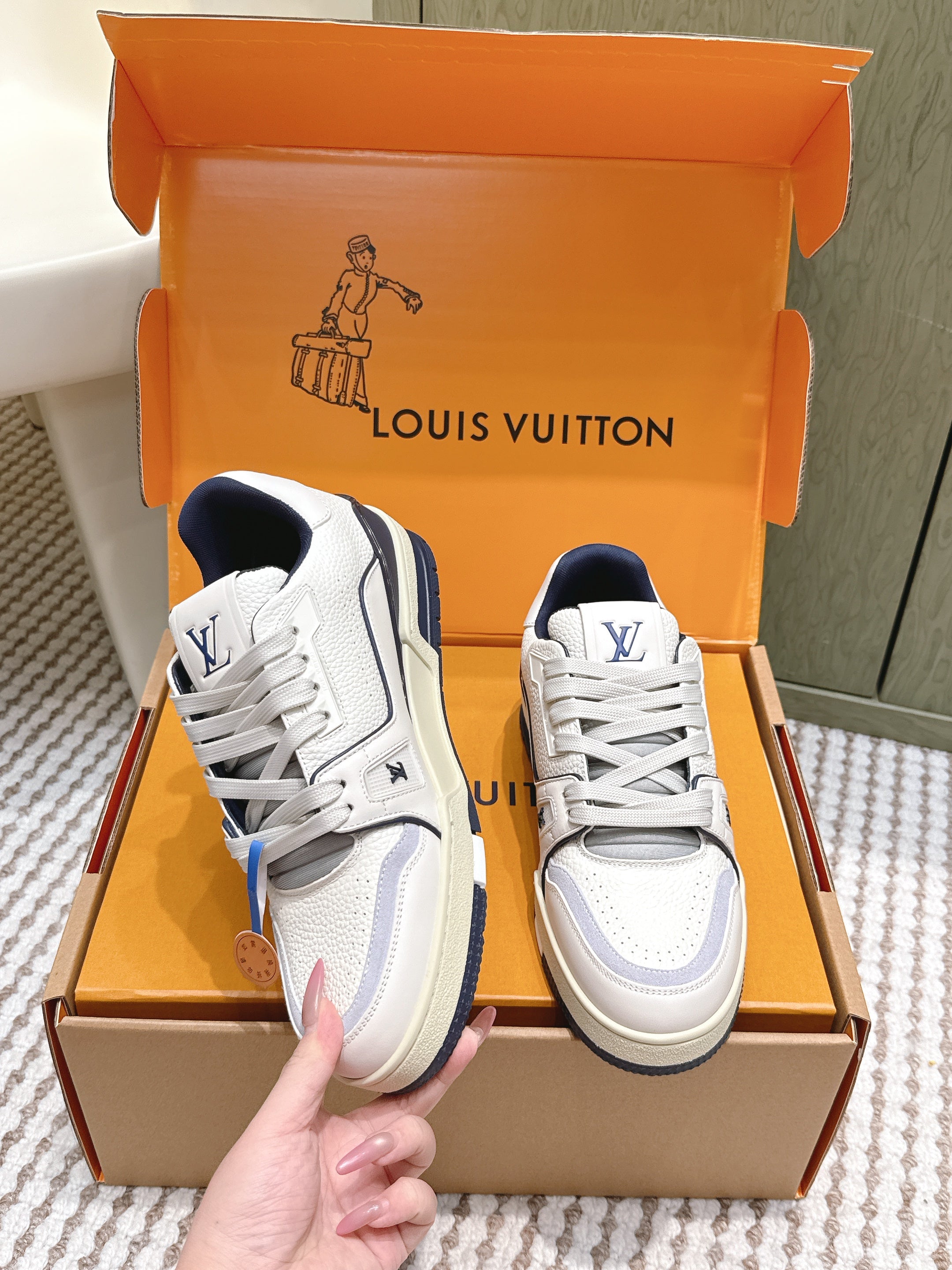 LV 26ss Trainer Sneakers White Navy Blue Cowhide 657902