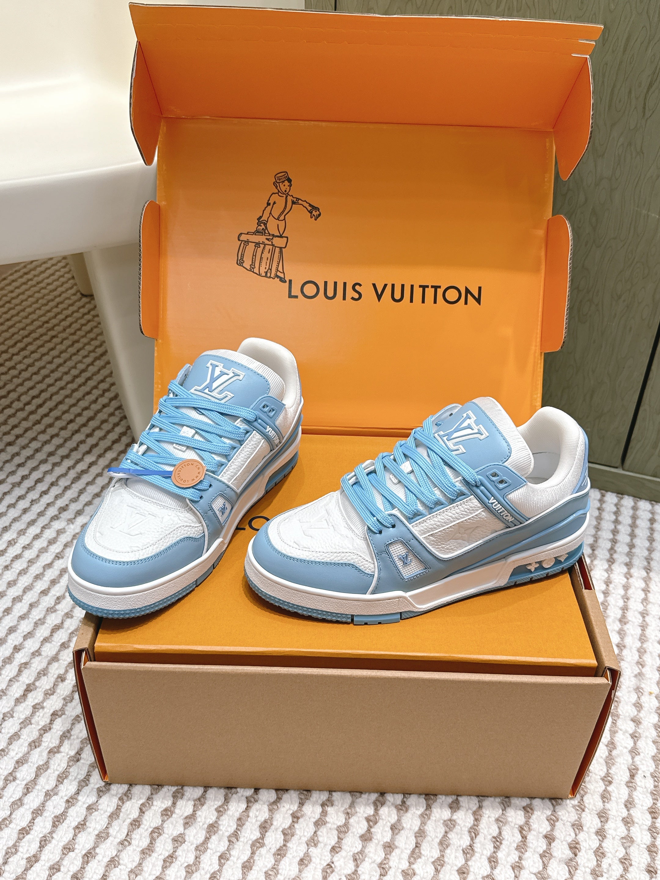 LV 26ss Trainer Sneakers White Blue Cowhide 657904
