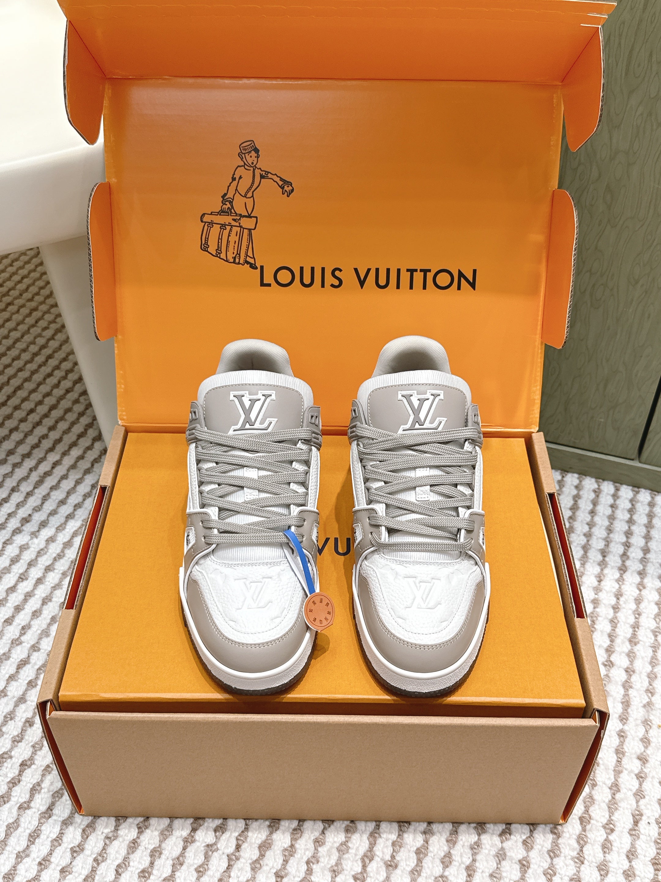 LV 26ss Trainer Sneakers White Gray Cowhide 657907