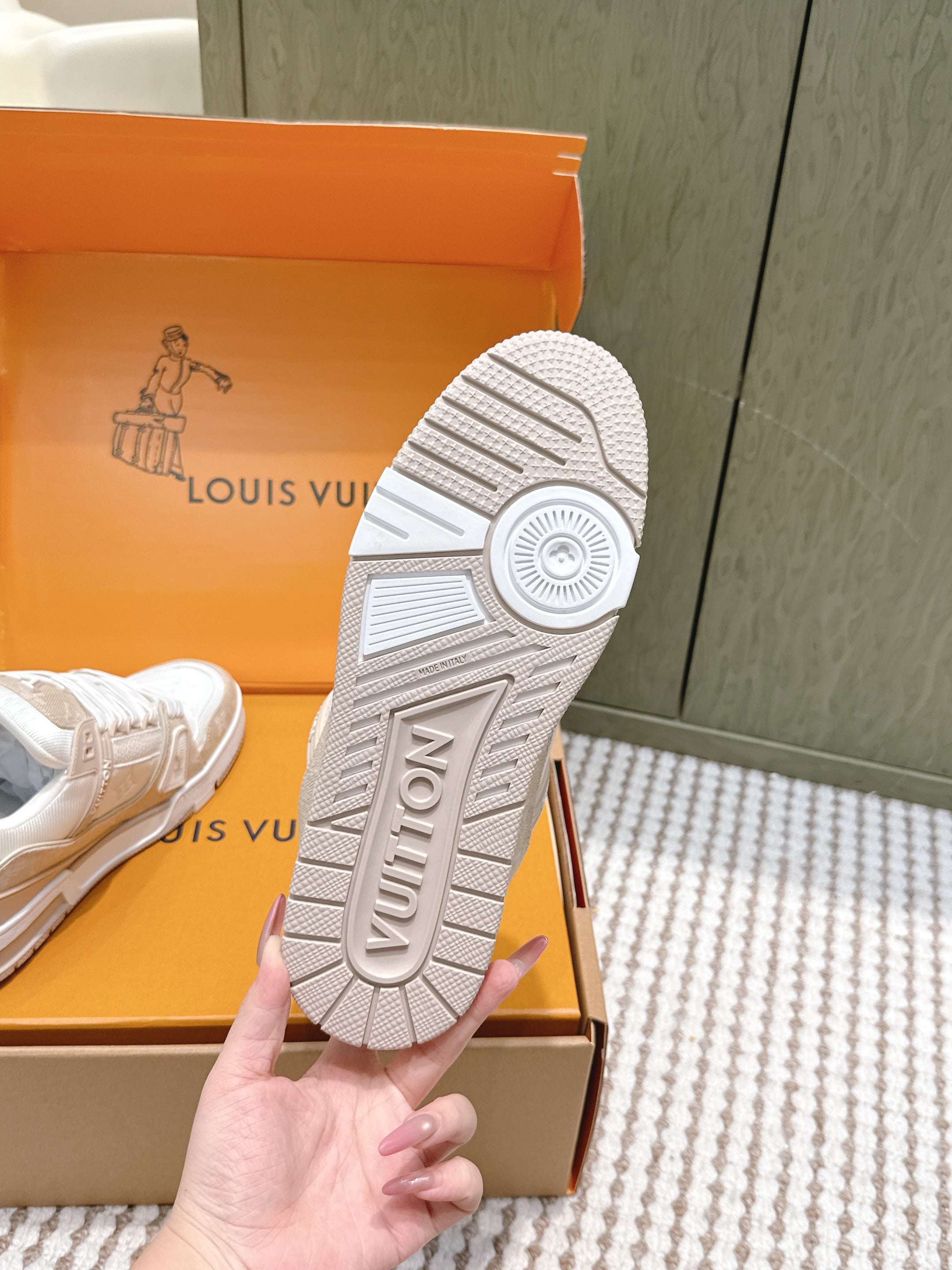 LV 26ss Trainer Sneakers White Beige Denim Cowhide 657914