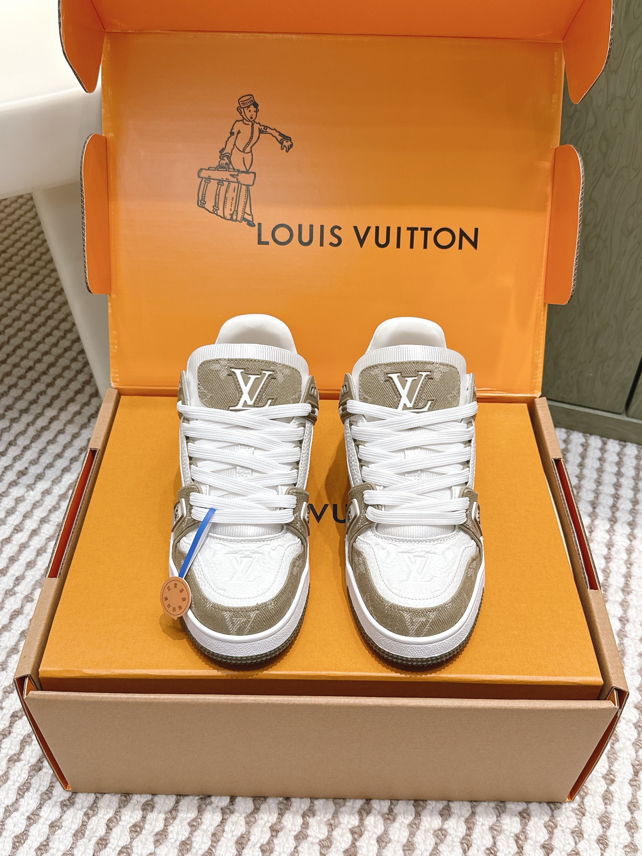 LV 26ss Trainer Sneakers White Taupe Denim Cowhide 657915