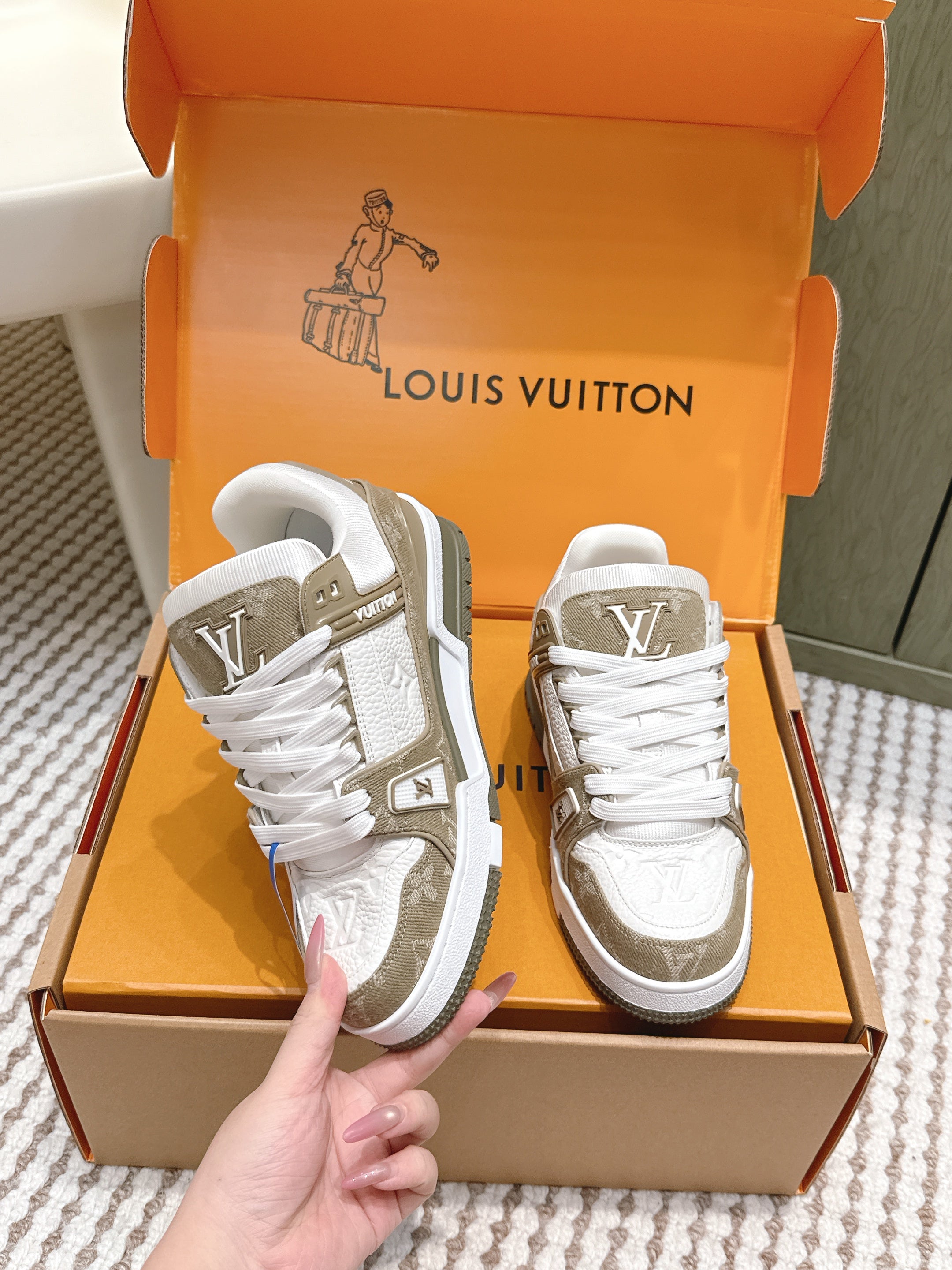 LV 26ss Trainer Sneakers White Taupe Denim Cowhide 657915