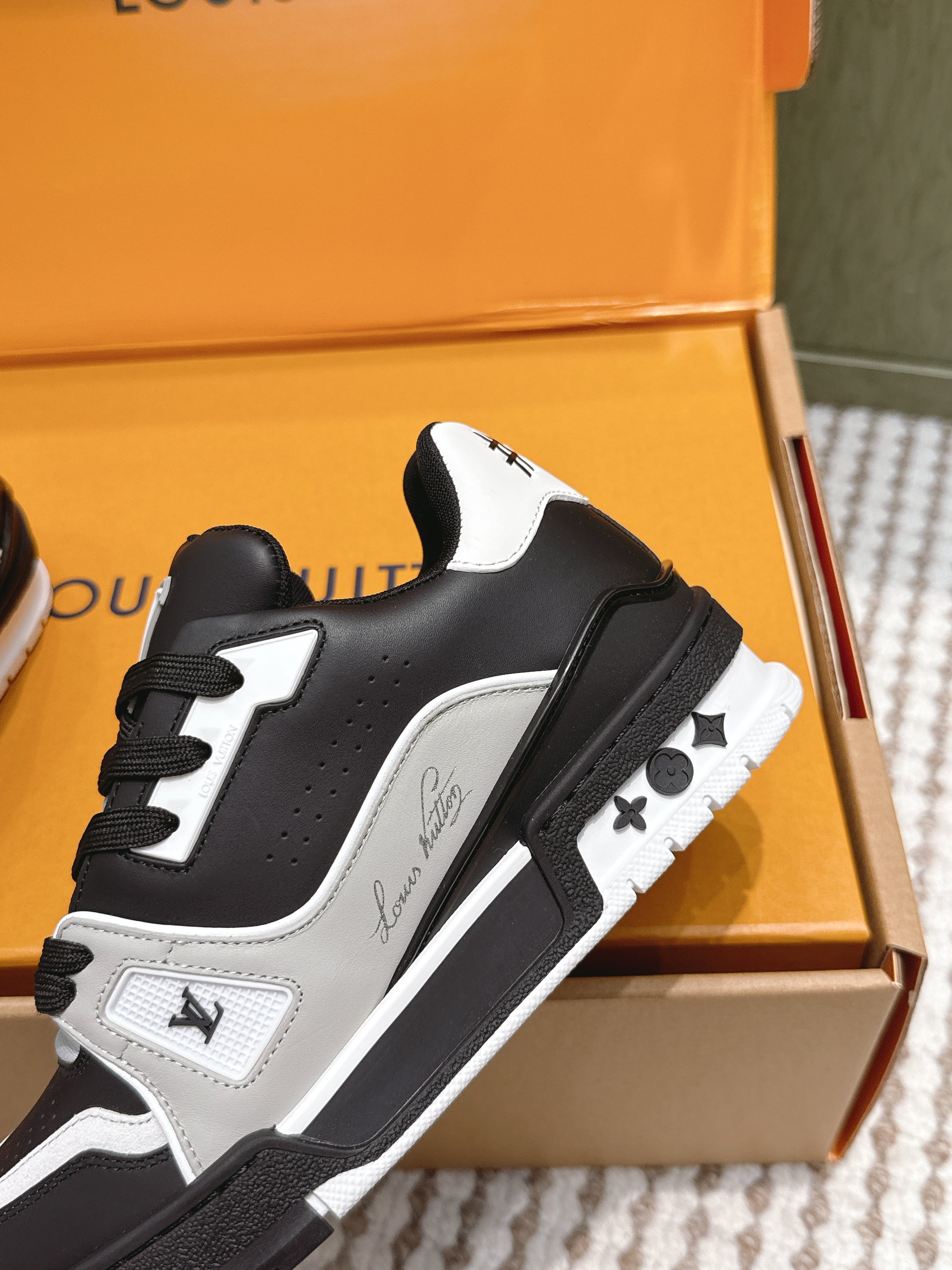 LV 26ss Trainer Sneakers Black White Cowhide 657925