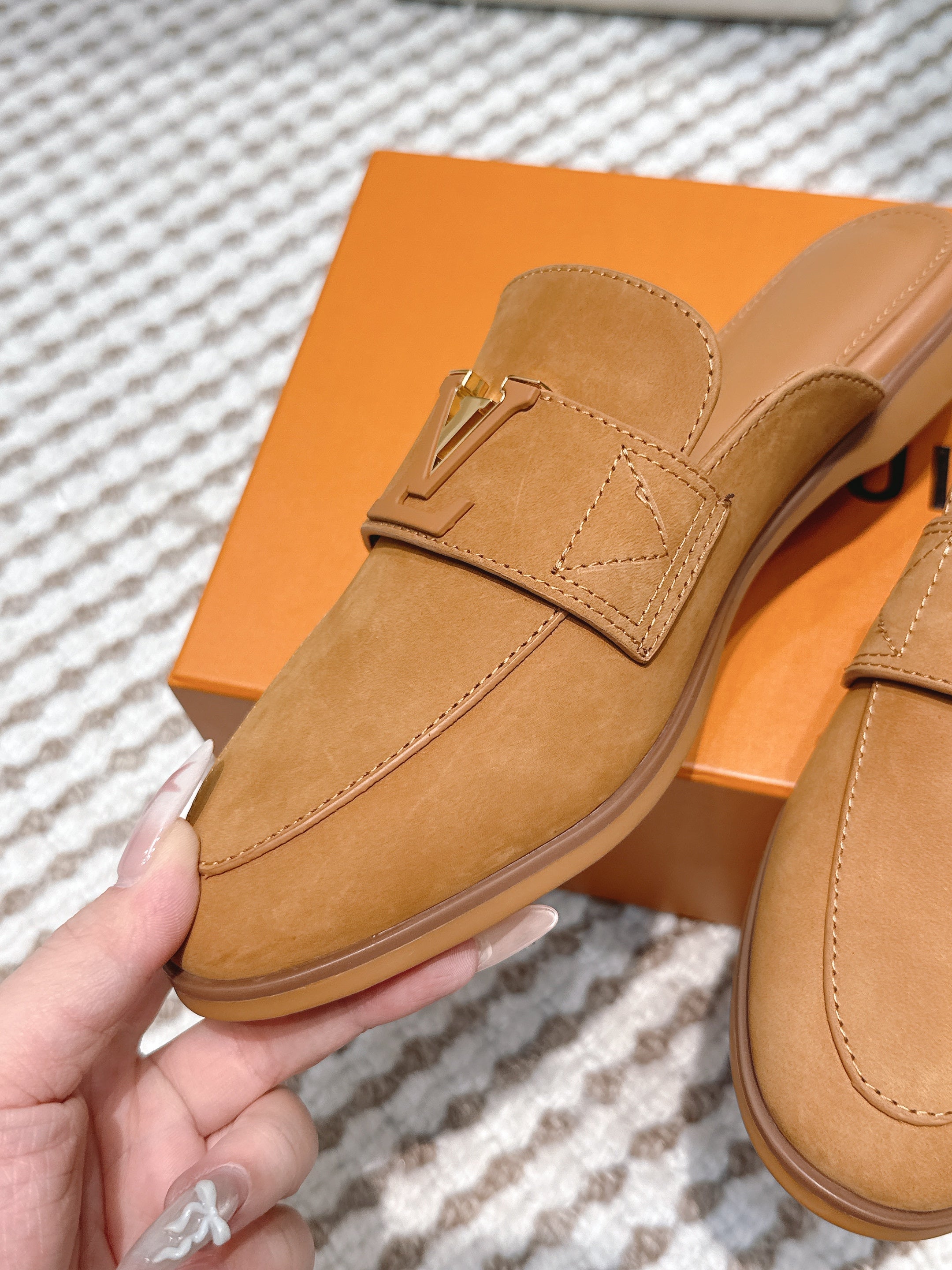 LV 26ss Mule Camel Brown Suede 657809