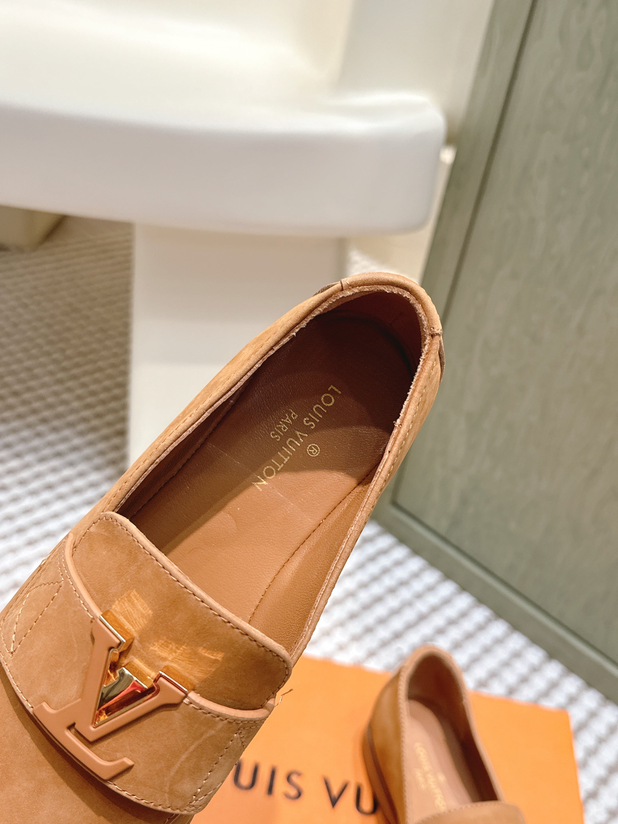 LV 26ss Loafers Camel Brown Suede 657814