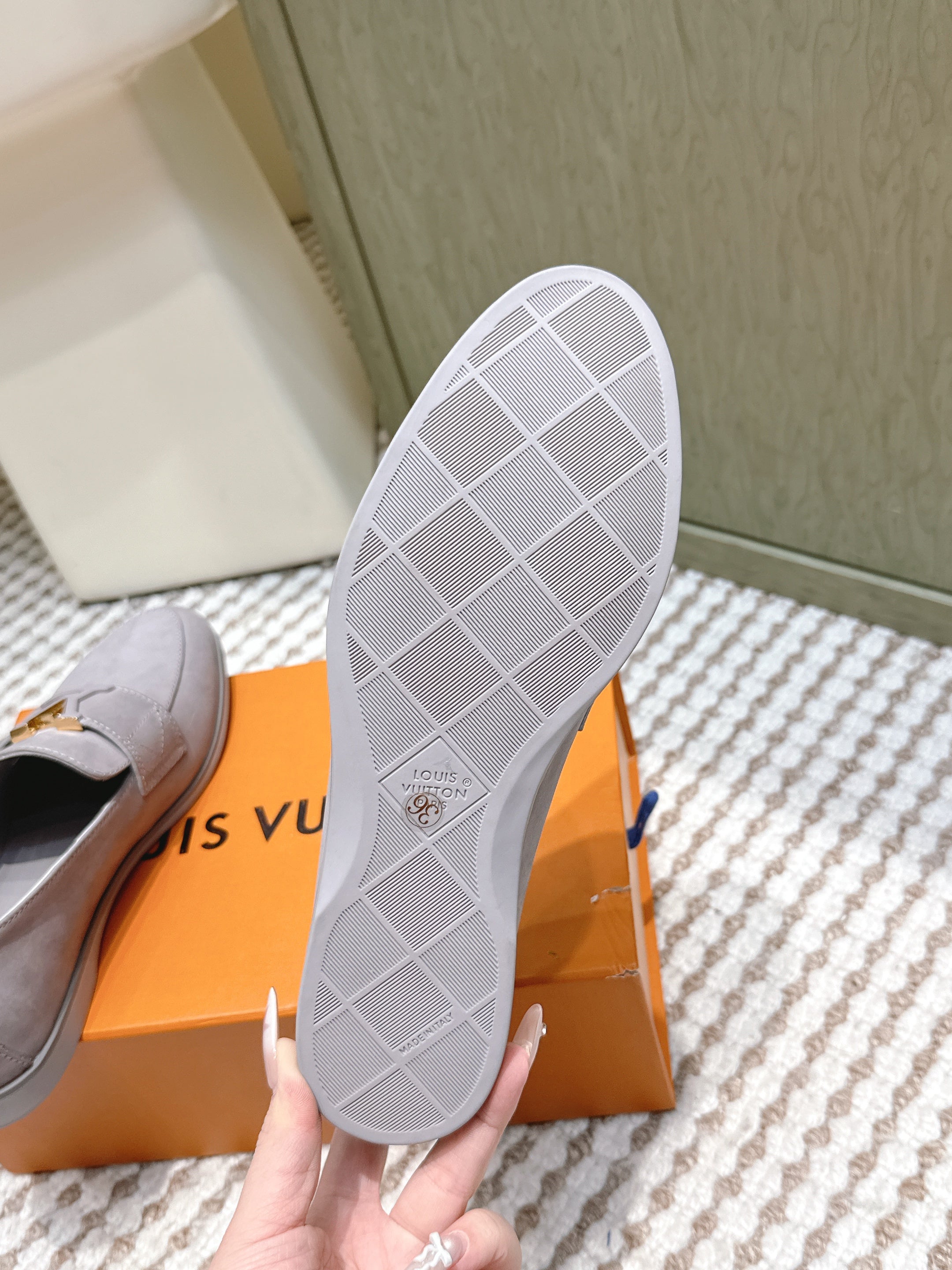 LV 26ss Loafers Gray Suede 657815