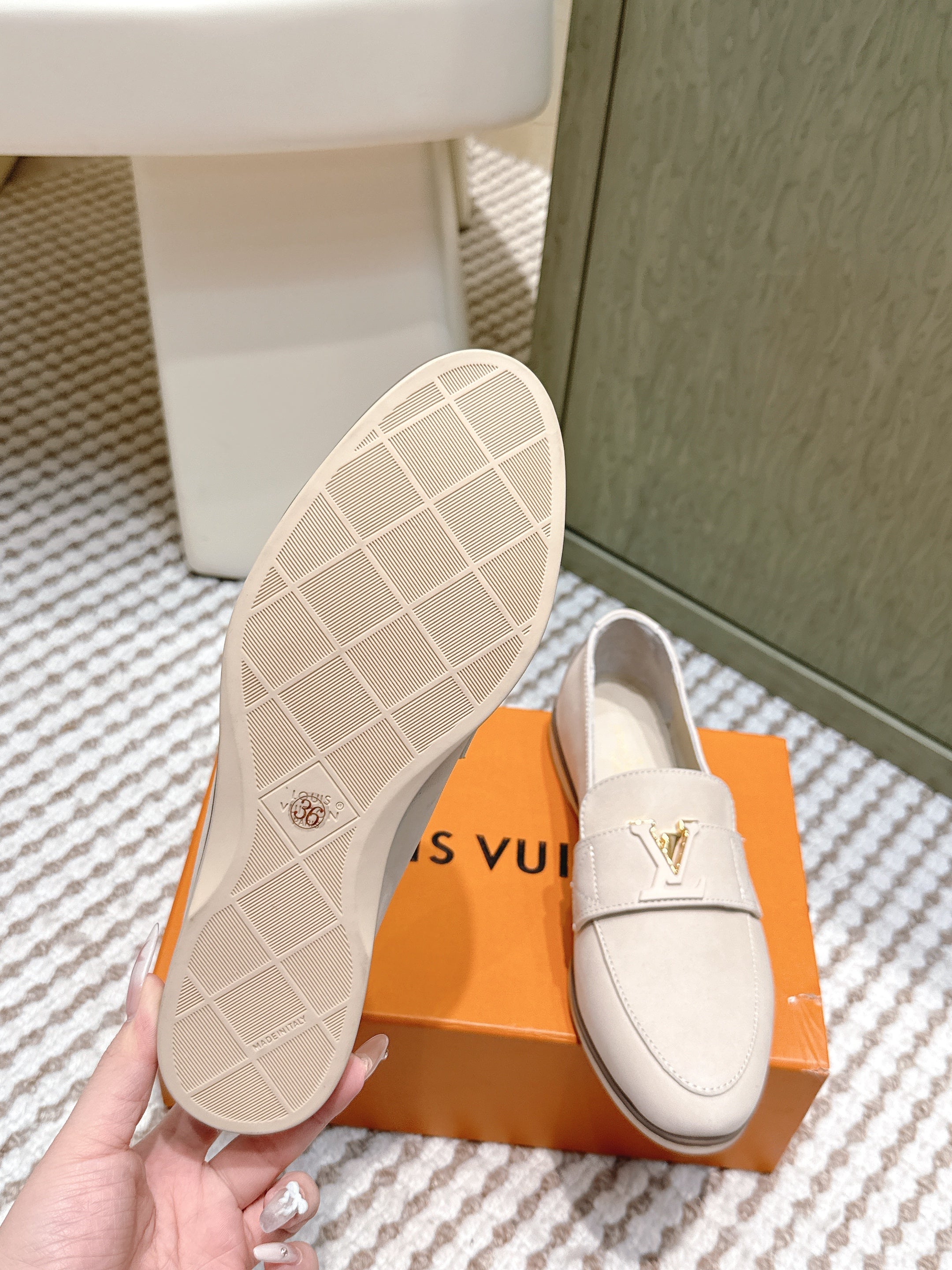 LV 26ss Loafers Beige Suede 657817