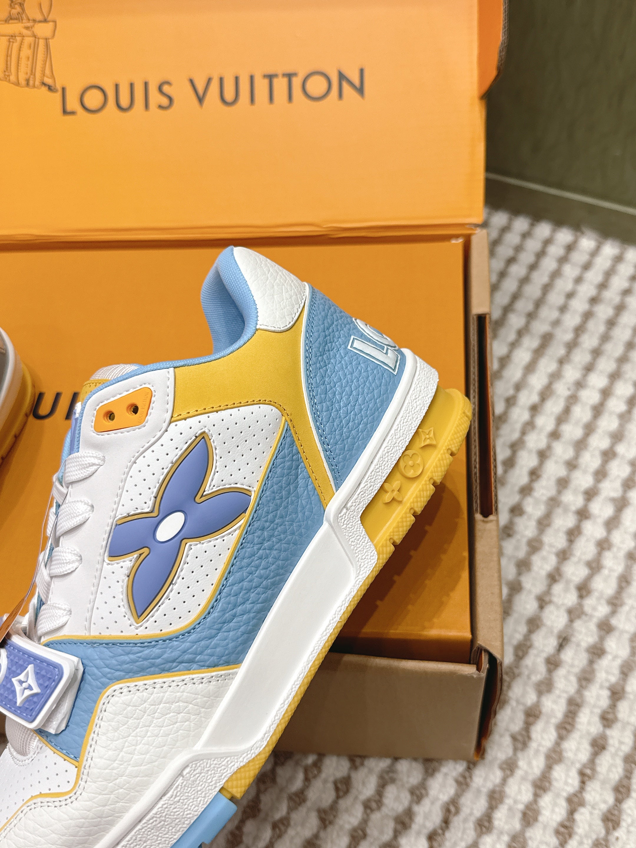 LV 26ss Trainer Sneakers White Blue Yellow Cowhide 657927