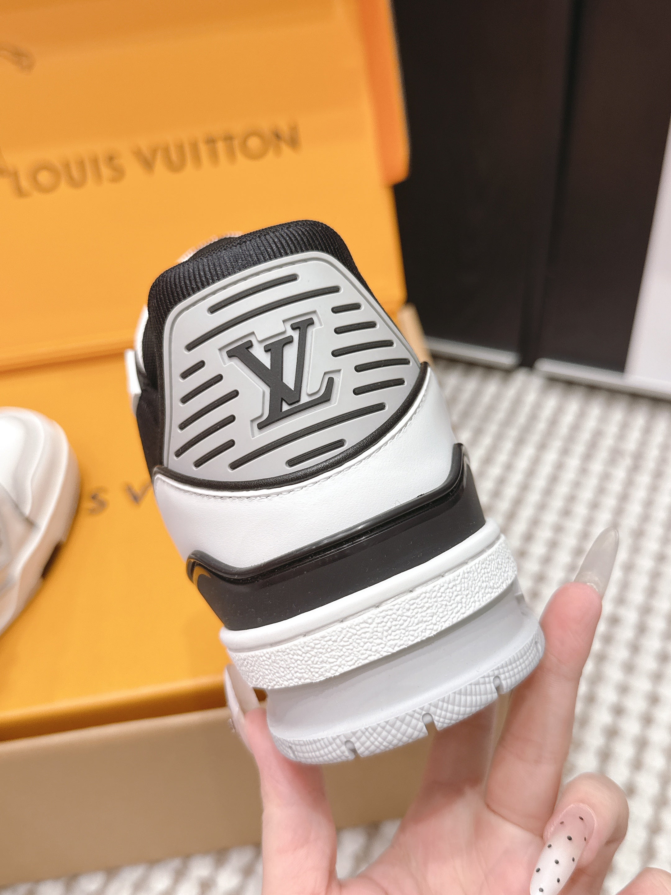 LV 26ss Trainer Sneakers White Black Cowhide 657928