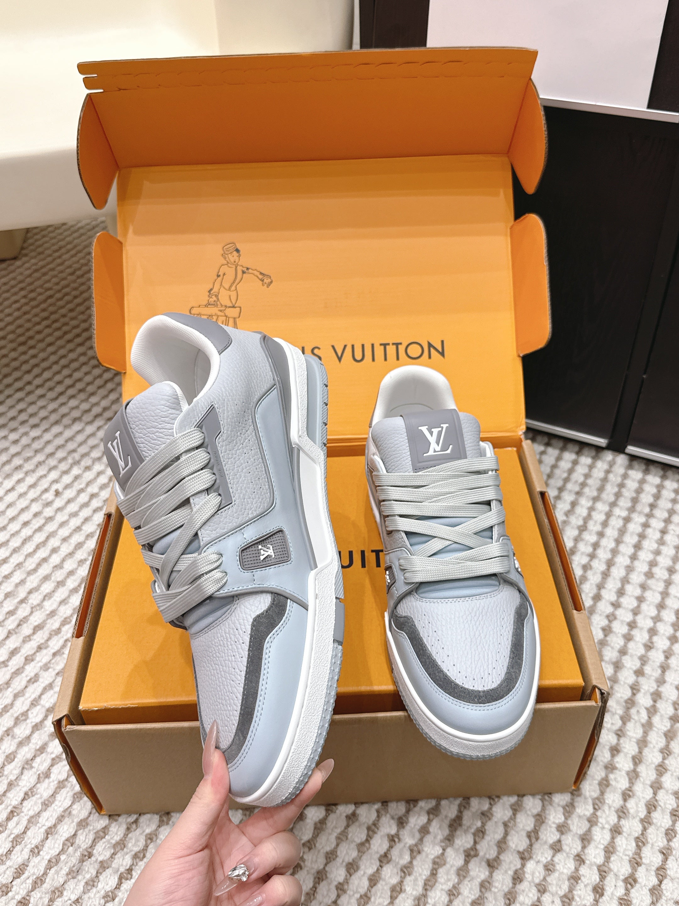 LV 26ss Trainer Sneakers Gray Cowhide 657938