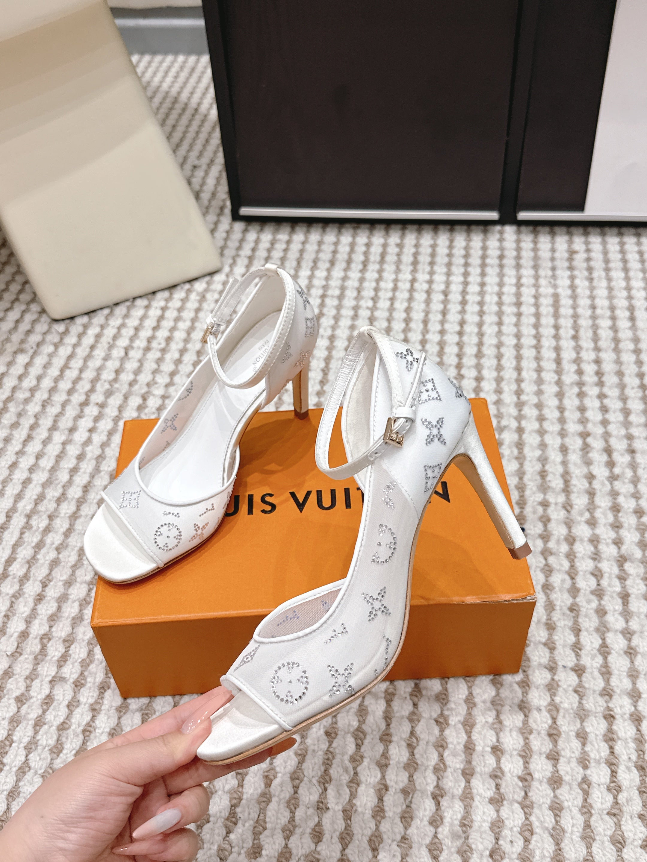 LV 26ss Peep-Toe Sandals 85 White Mesh 663223