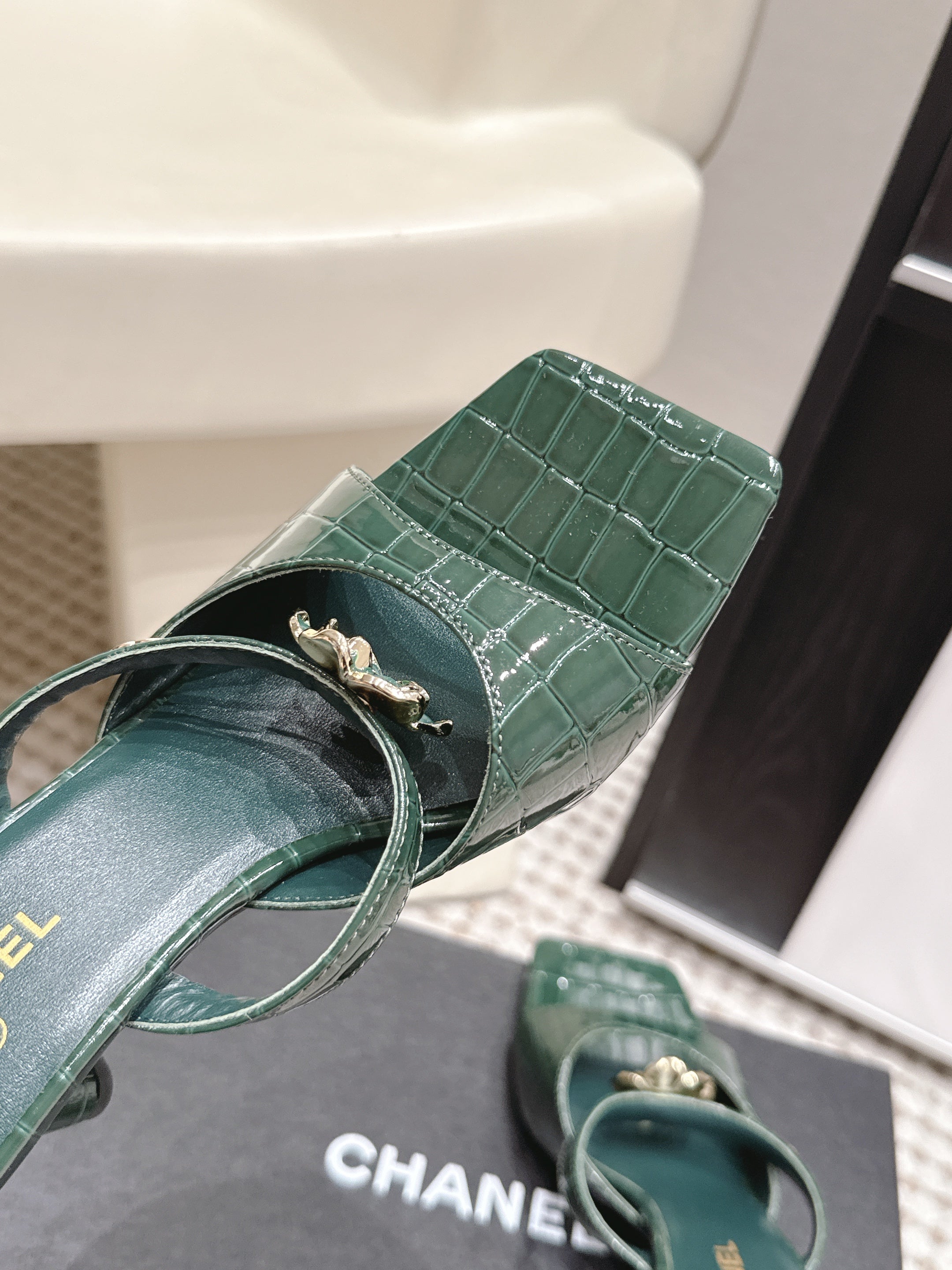 Chanel 2026 High-Heeled Crocodile-Patterned Sandal Leather 930661