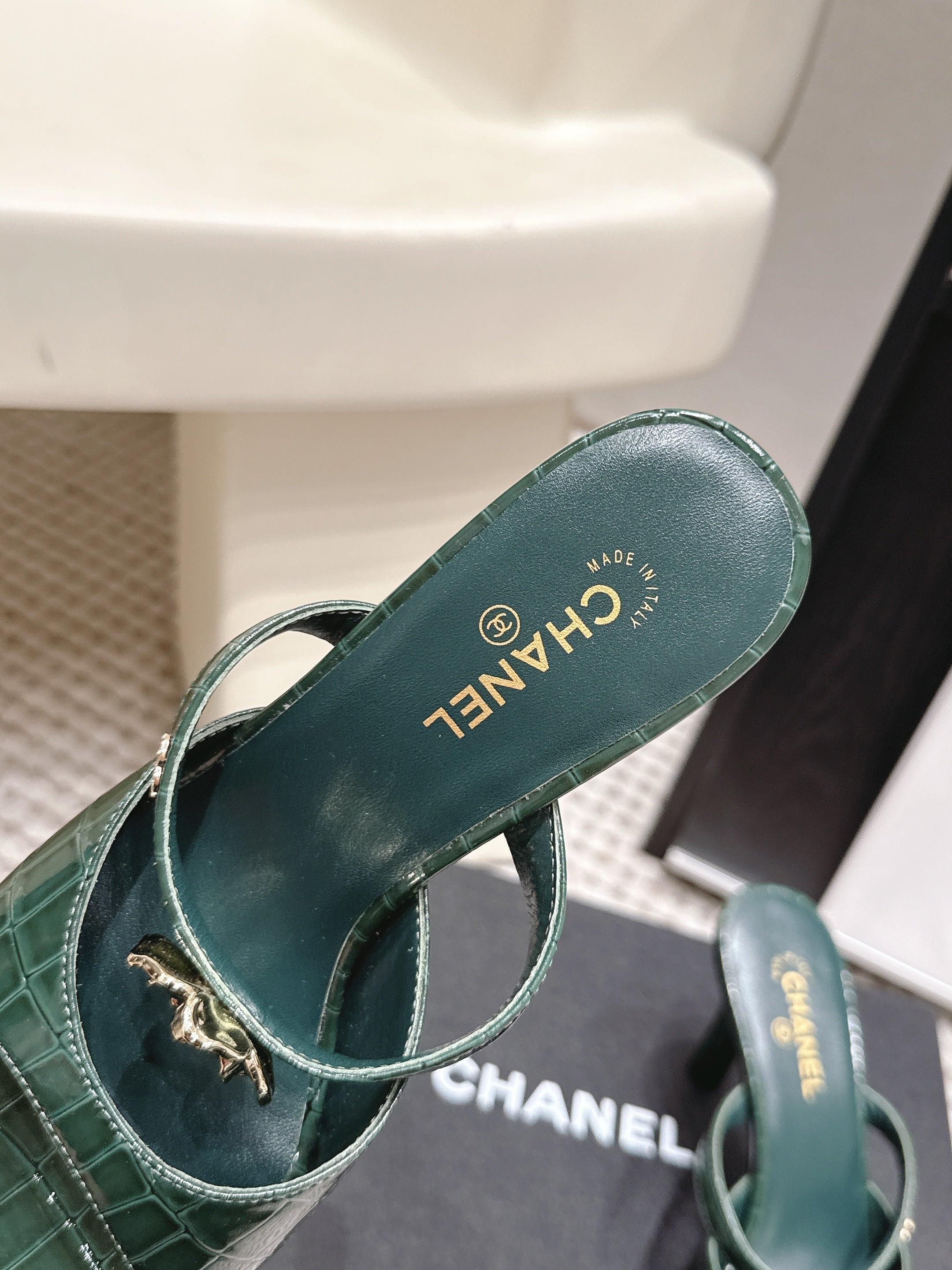 Chanel 2026 High-Heeled Crocodile-Patterned Sandal Leather 930661
