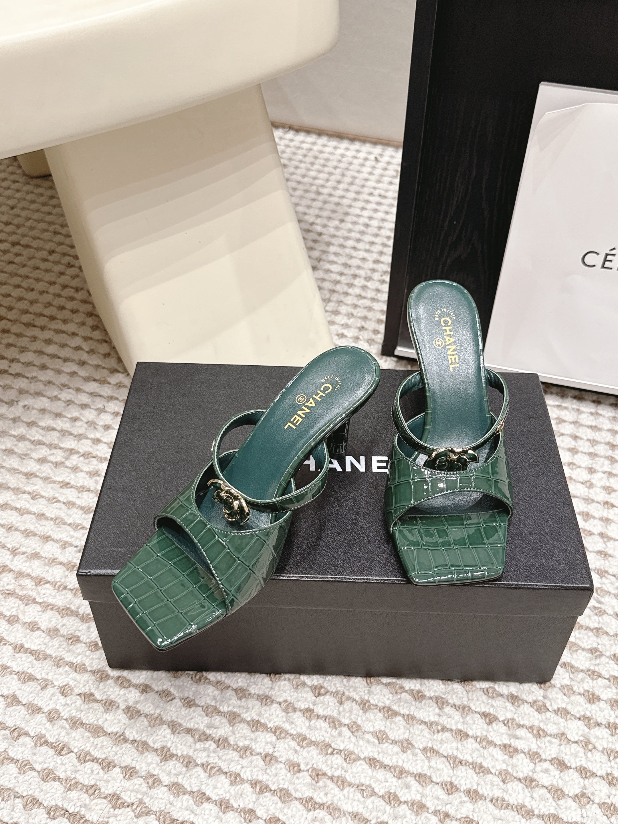 Chanel 2026 High-Heeled Crocodile-Patterned Sandal Leather 930661