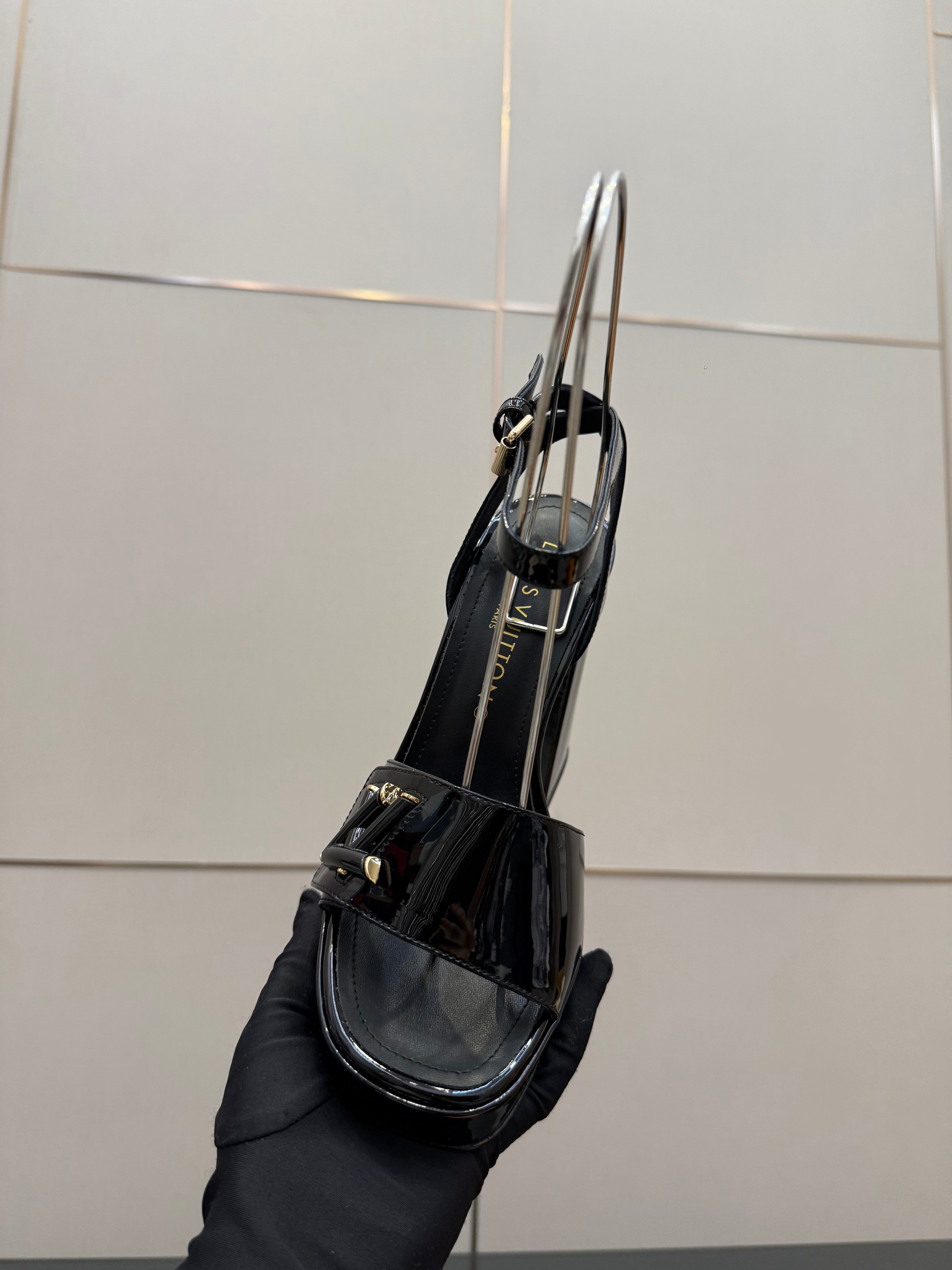LV 26ss Platform Sandals 110 Black Patent Leather 629616