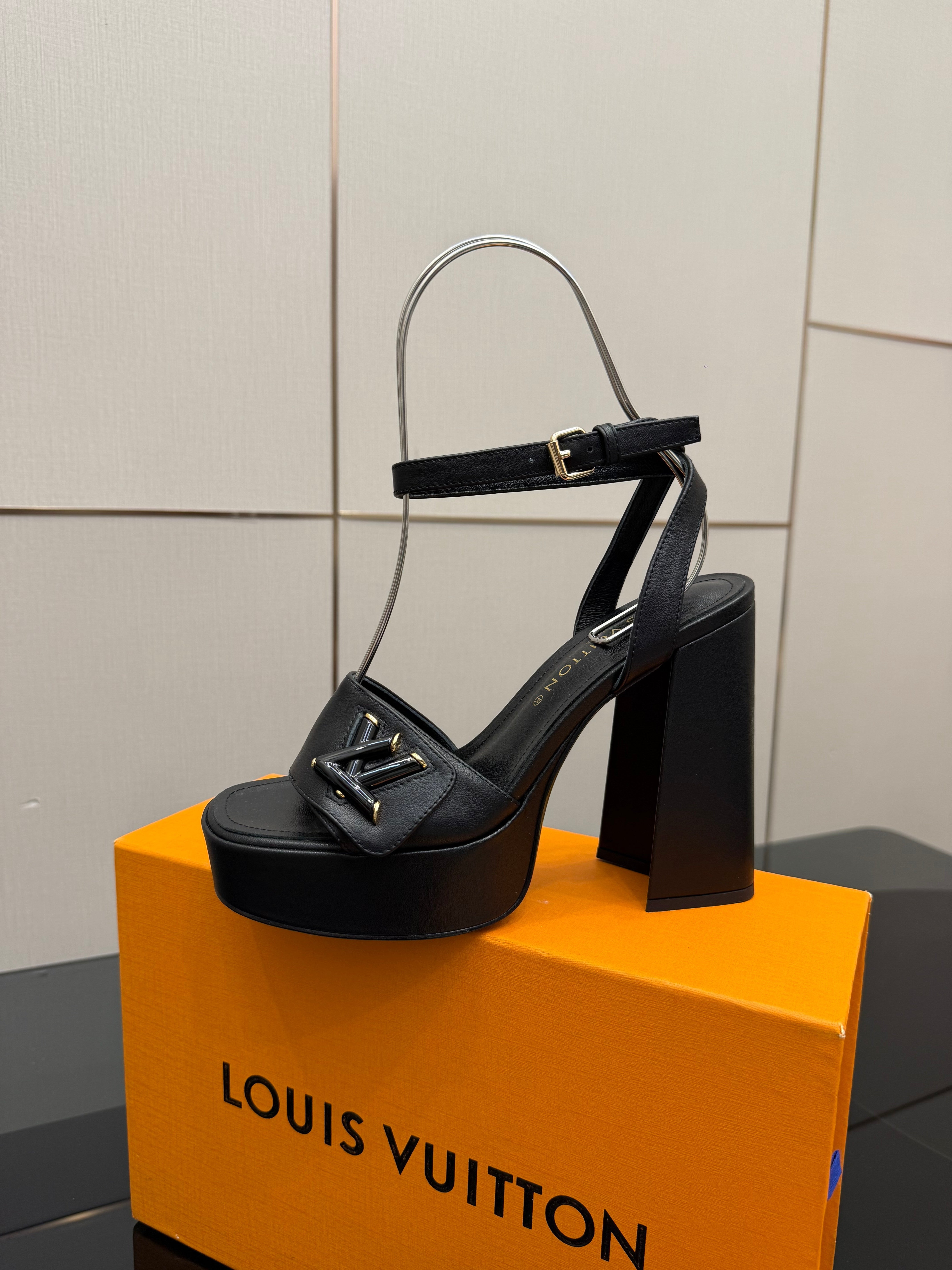LV 26ss Platform Sandals 110 Black Leather 629619