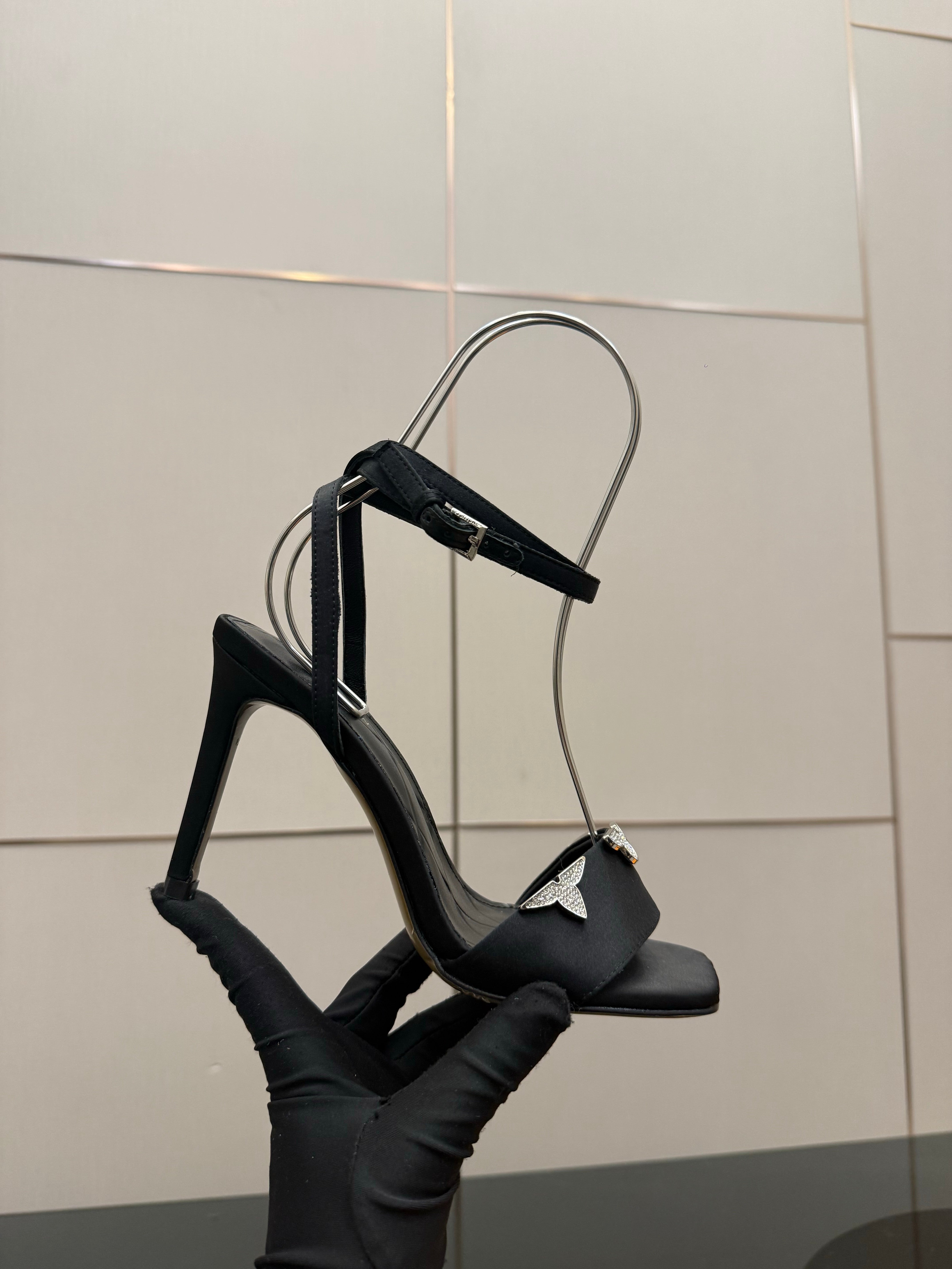 LV 26ss High Heeled Sandals 100 Black Satin Leather 629624