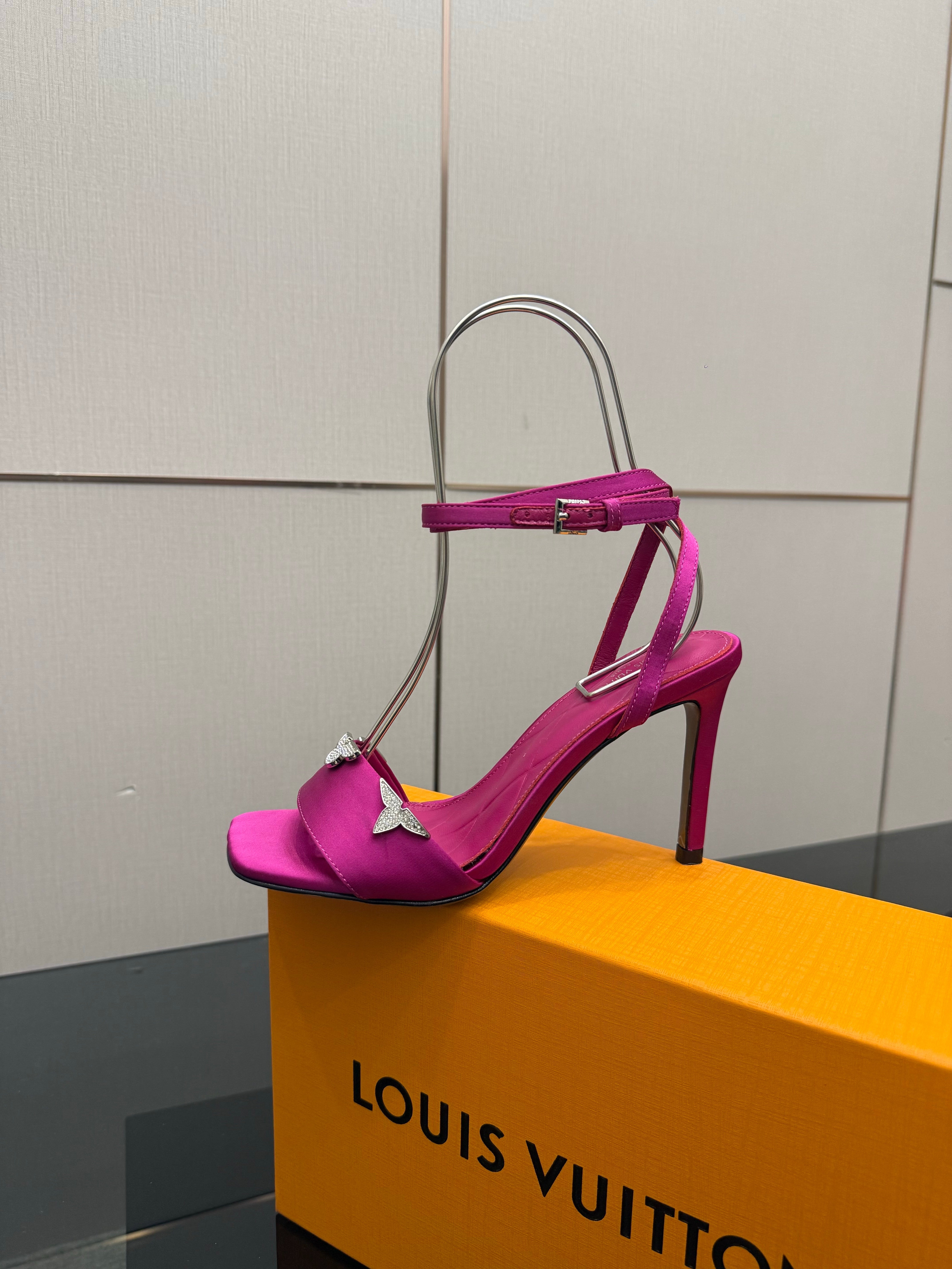 LV 26ss High Heeled Sandals 100 Fuchsia Pink Satin Leather 629625