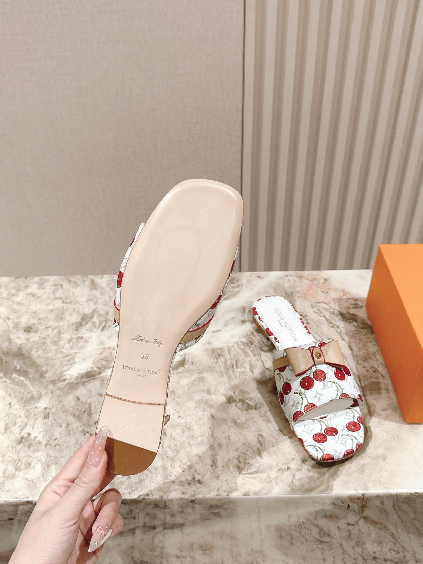 LV 26ss Slippers White Red Genuine Leather 656915