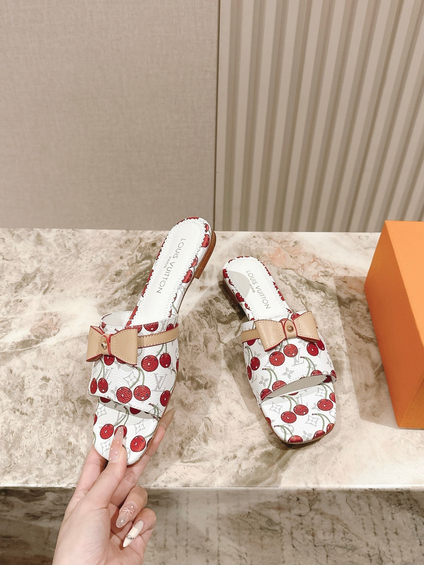LV 26ss Slippers White Red Genuine Leather 656915