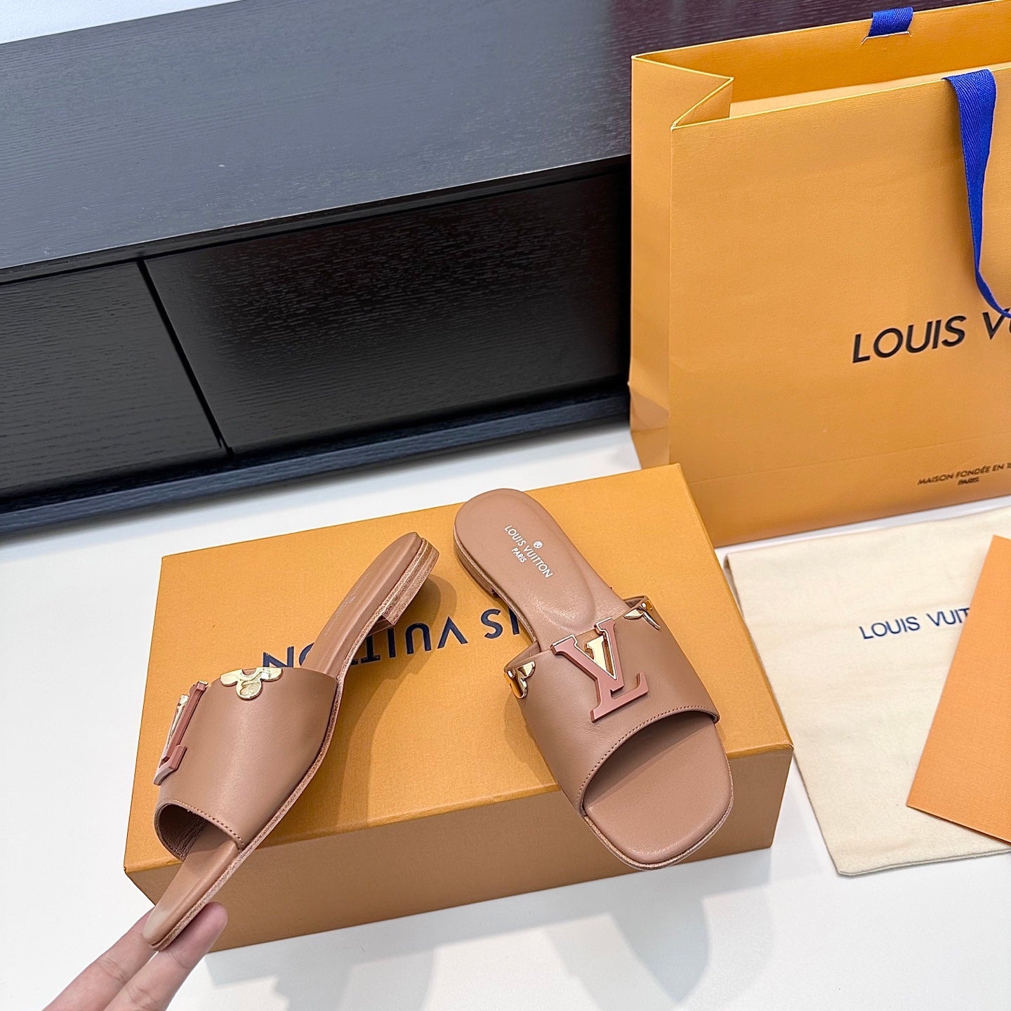 LV 26s V-Buck Sandals Light Brown Calfskin 622395