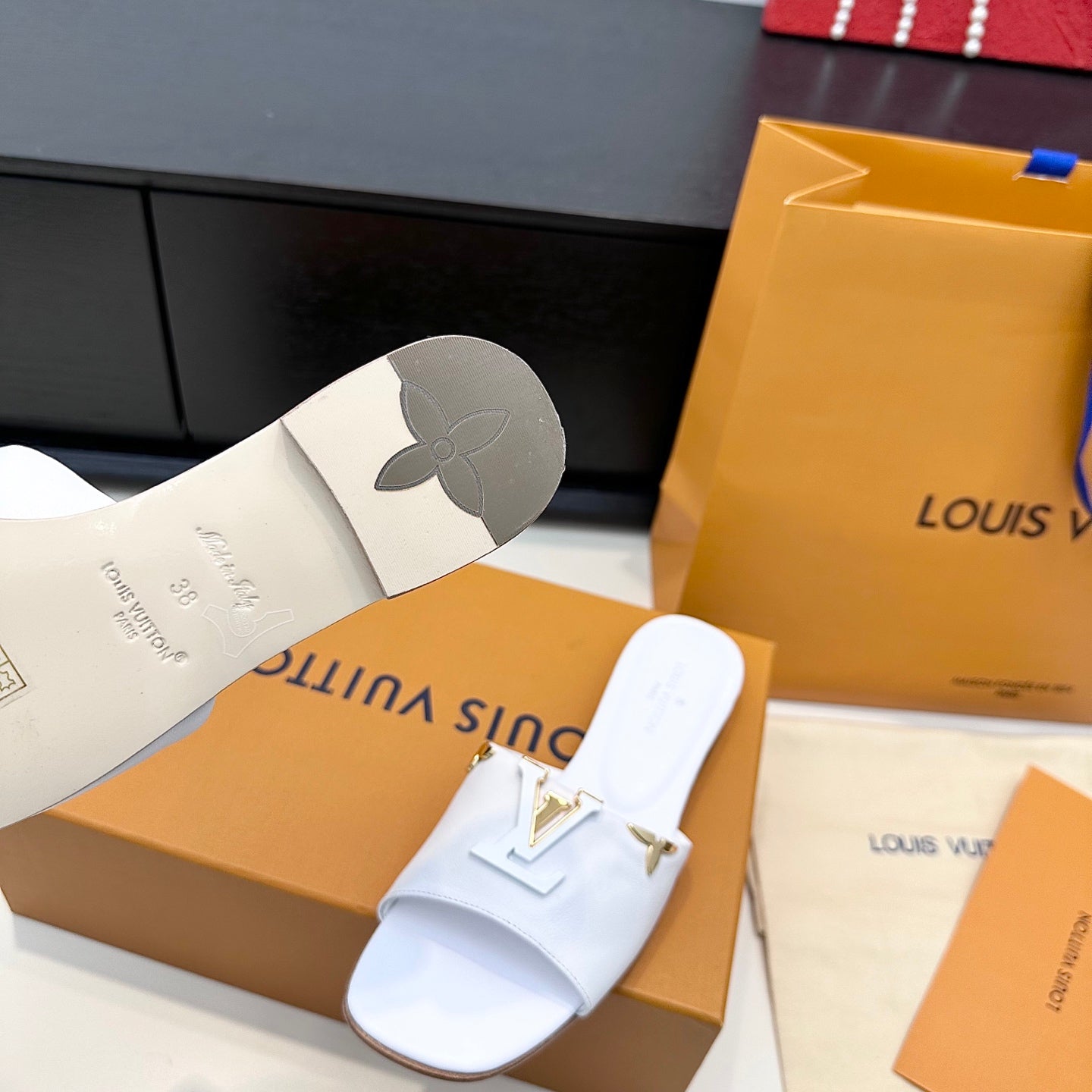 LV 26s V-Buck Sandals White Calfskin 622397