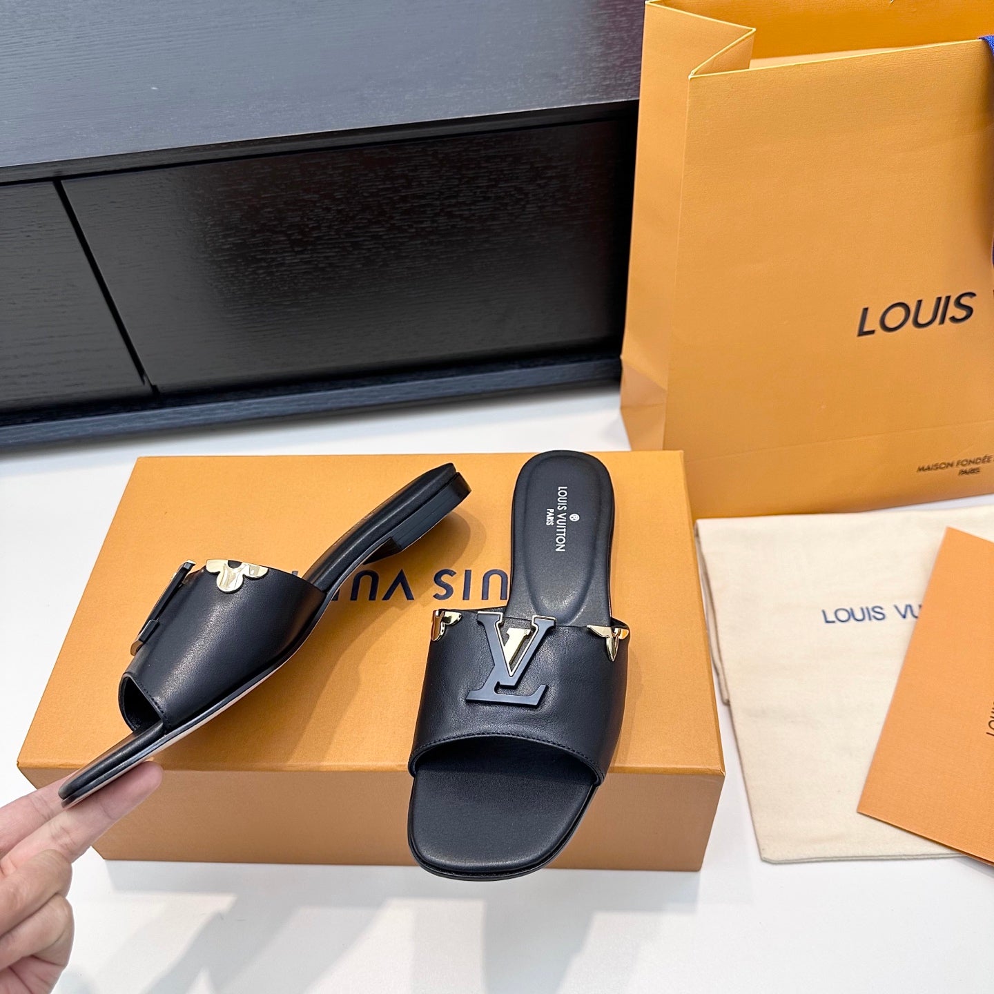 LV 26s V-Buck Sandals Black Calfskin 622409