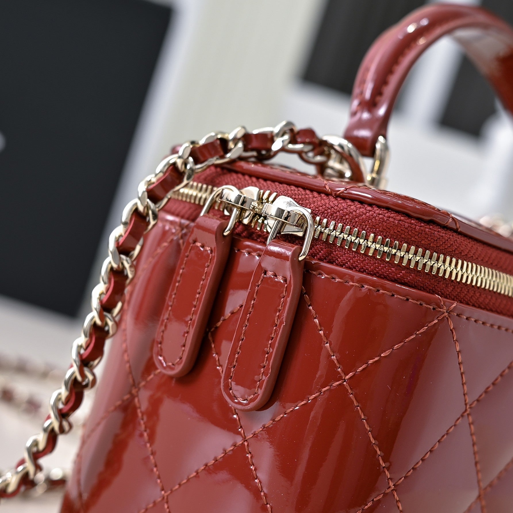 CC 24P Vanity Top Handle 16.5cm Red Patent Calfskin Light Gold Hardware