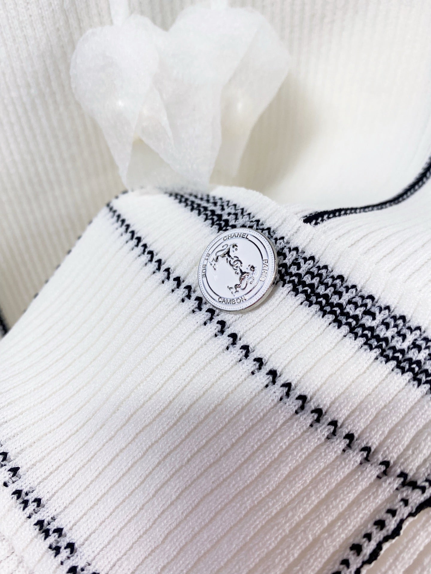 Chanel 2026 Bow V-neck Vest White Wool 212271