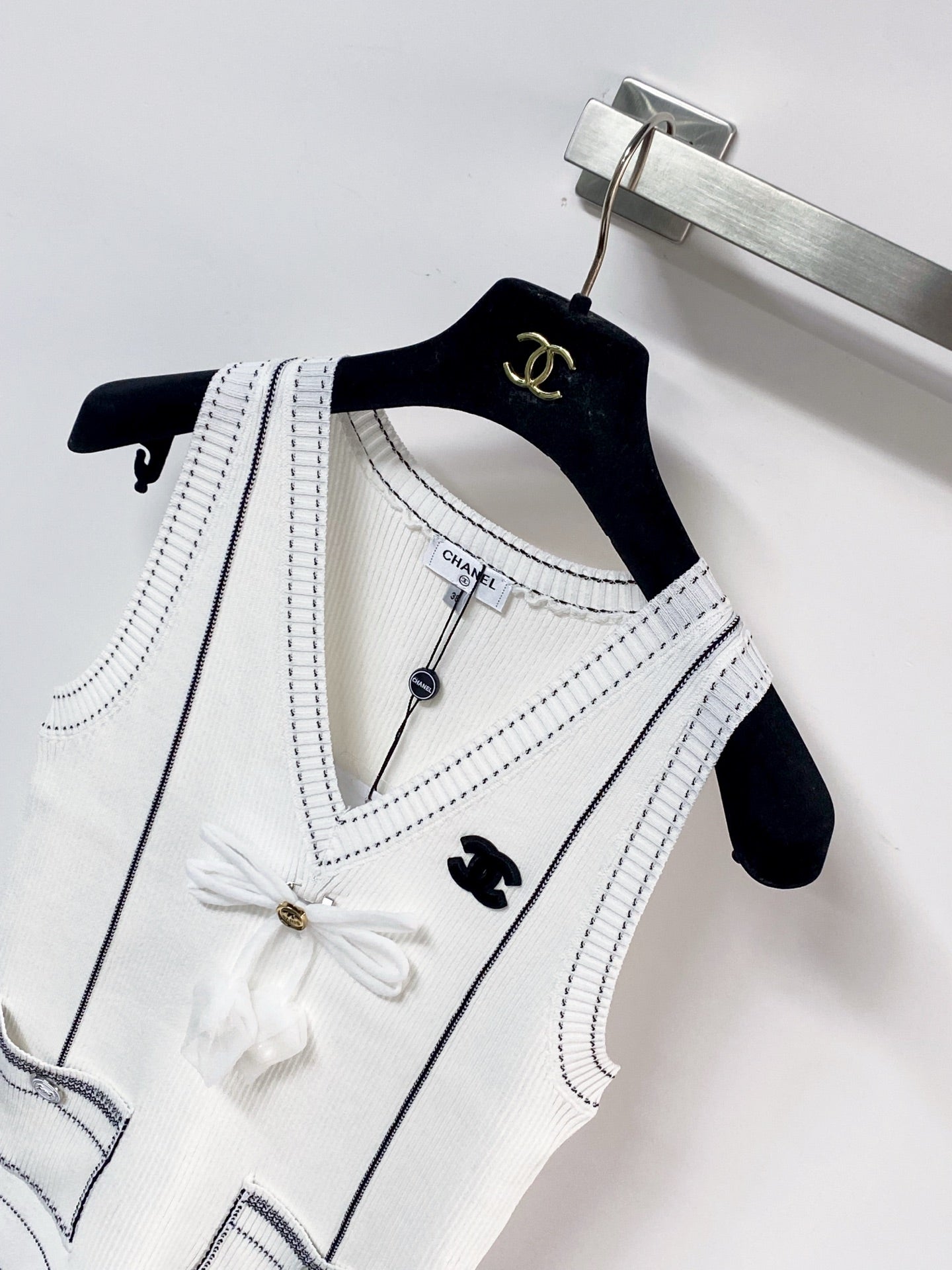 Chanel 2026 Bow V-neck Vest White Wool 212271