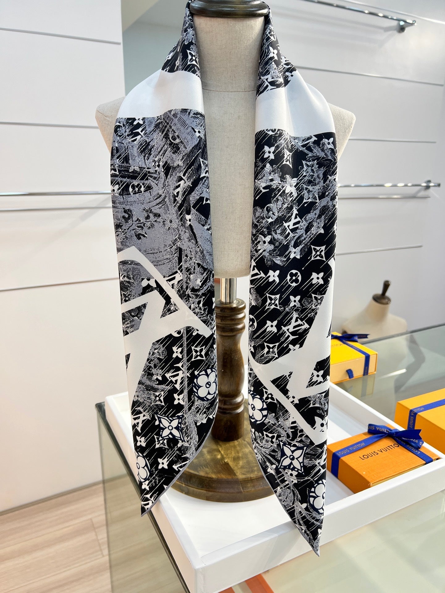 LV Double Sided Scarf 90 Black White Mulberry Silk 168821