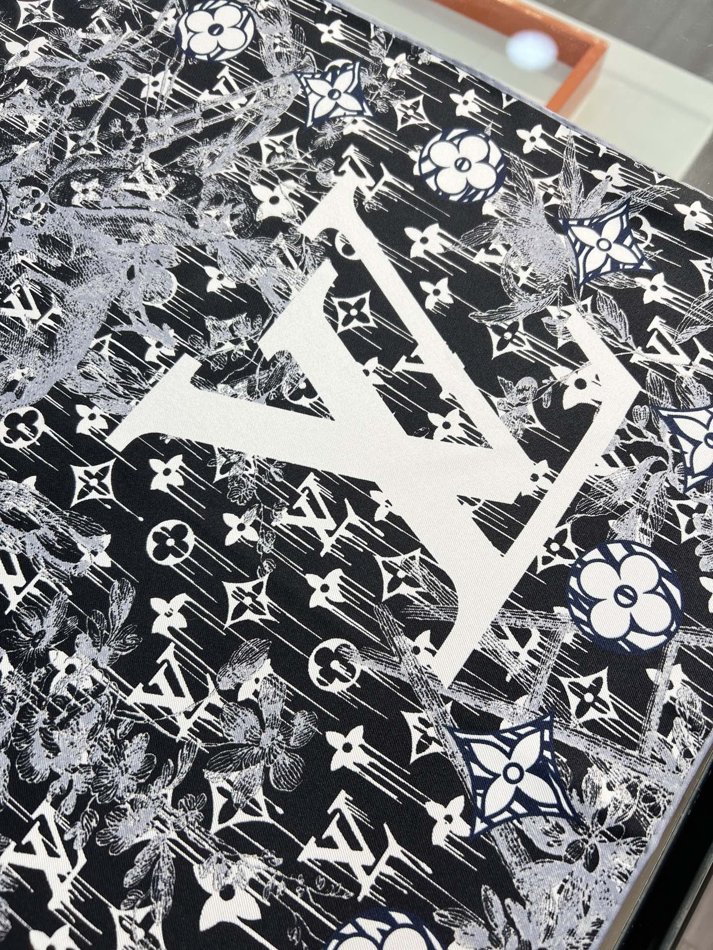 LV Double Sided Scarf 90 Black White Mulberry Silk 168821