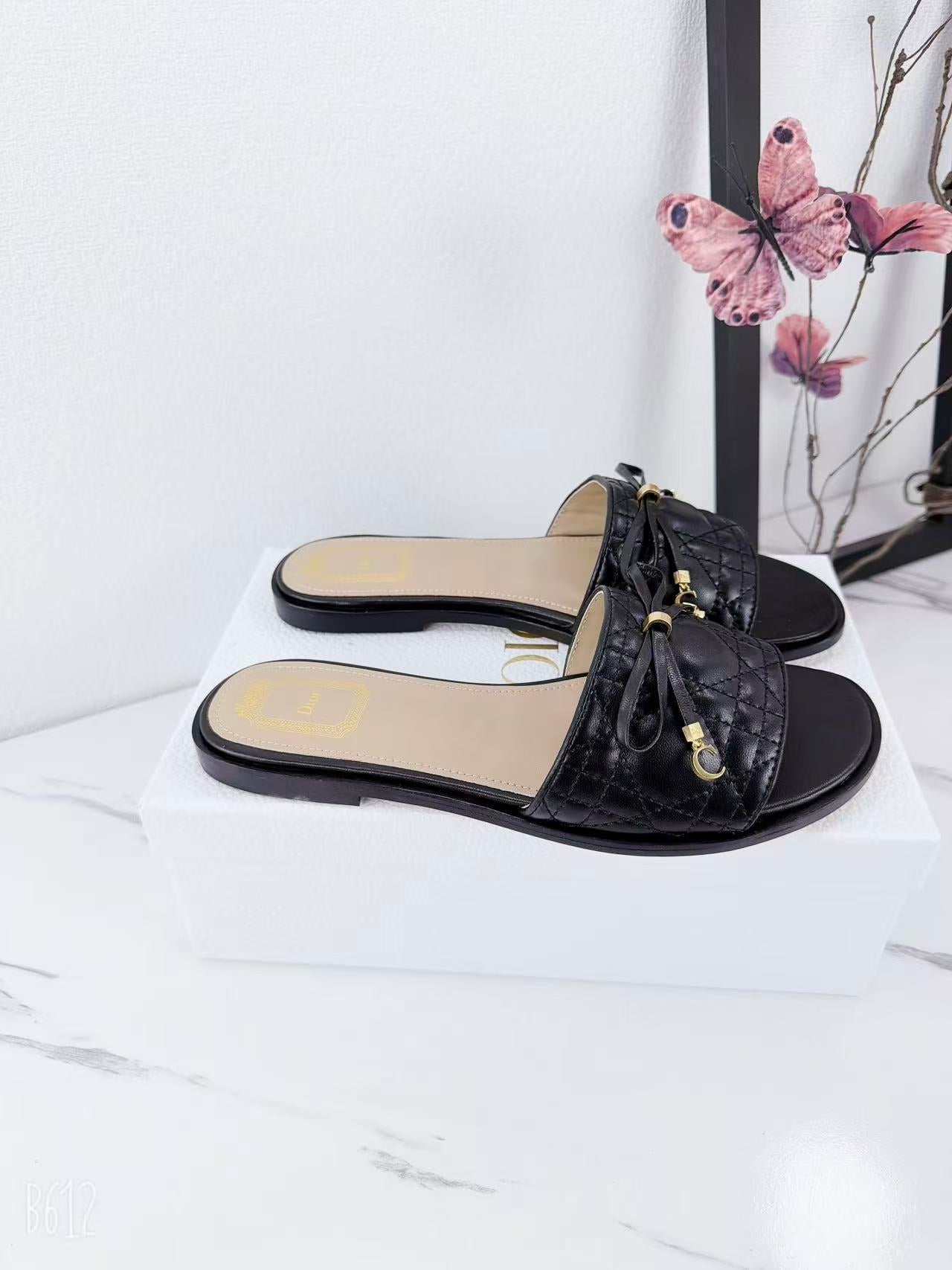 CD 26s Slippers Black Beige Cowhide 681587