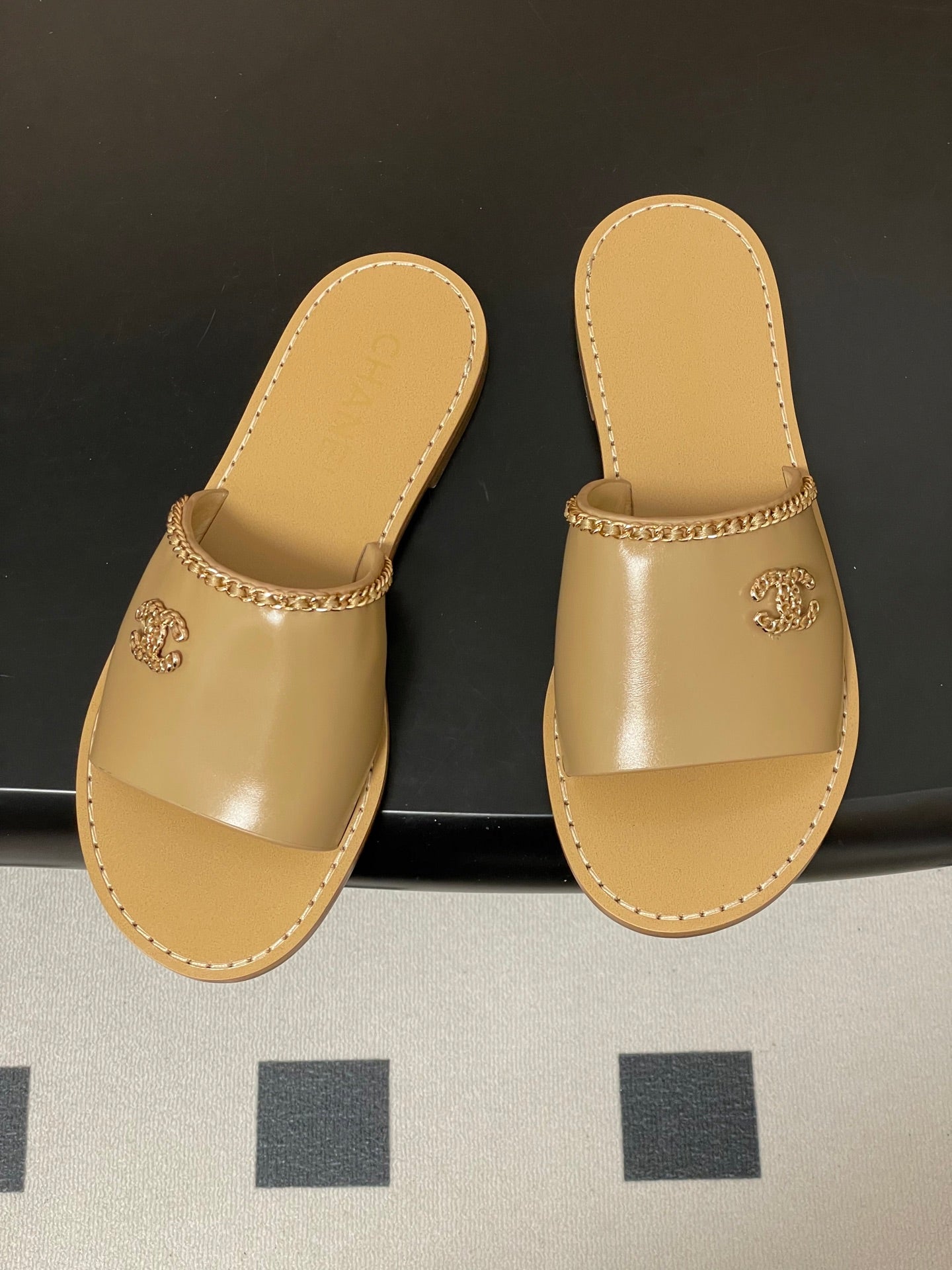 CC 26 Flat Sandal Beige Sheepskin 593298