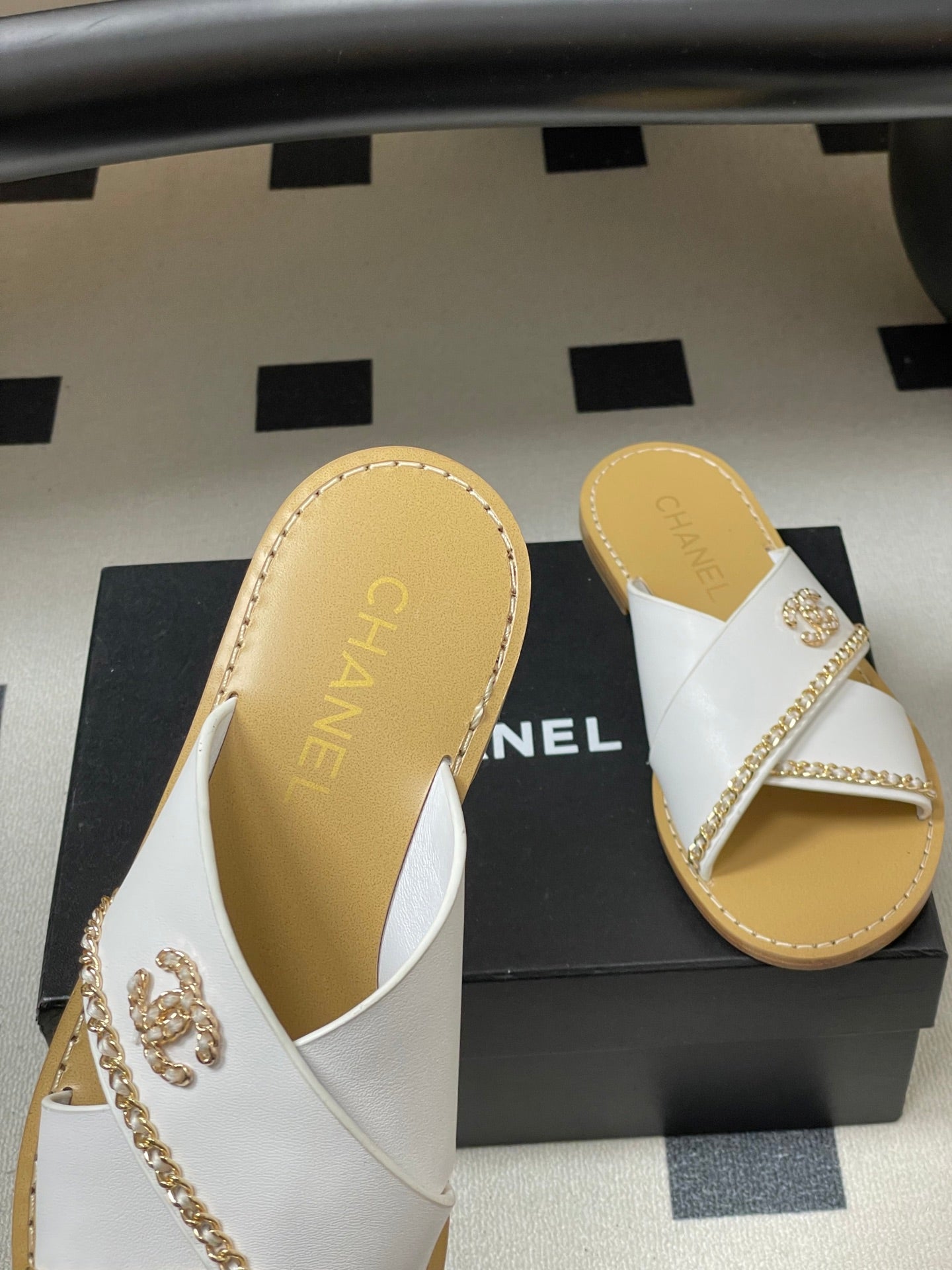 CC 26 Criss-cross Strap Slipper White Beige Sheepskin 593303
