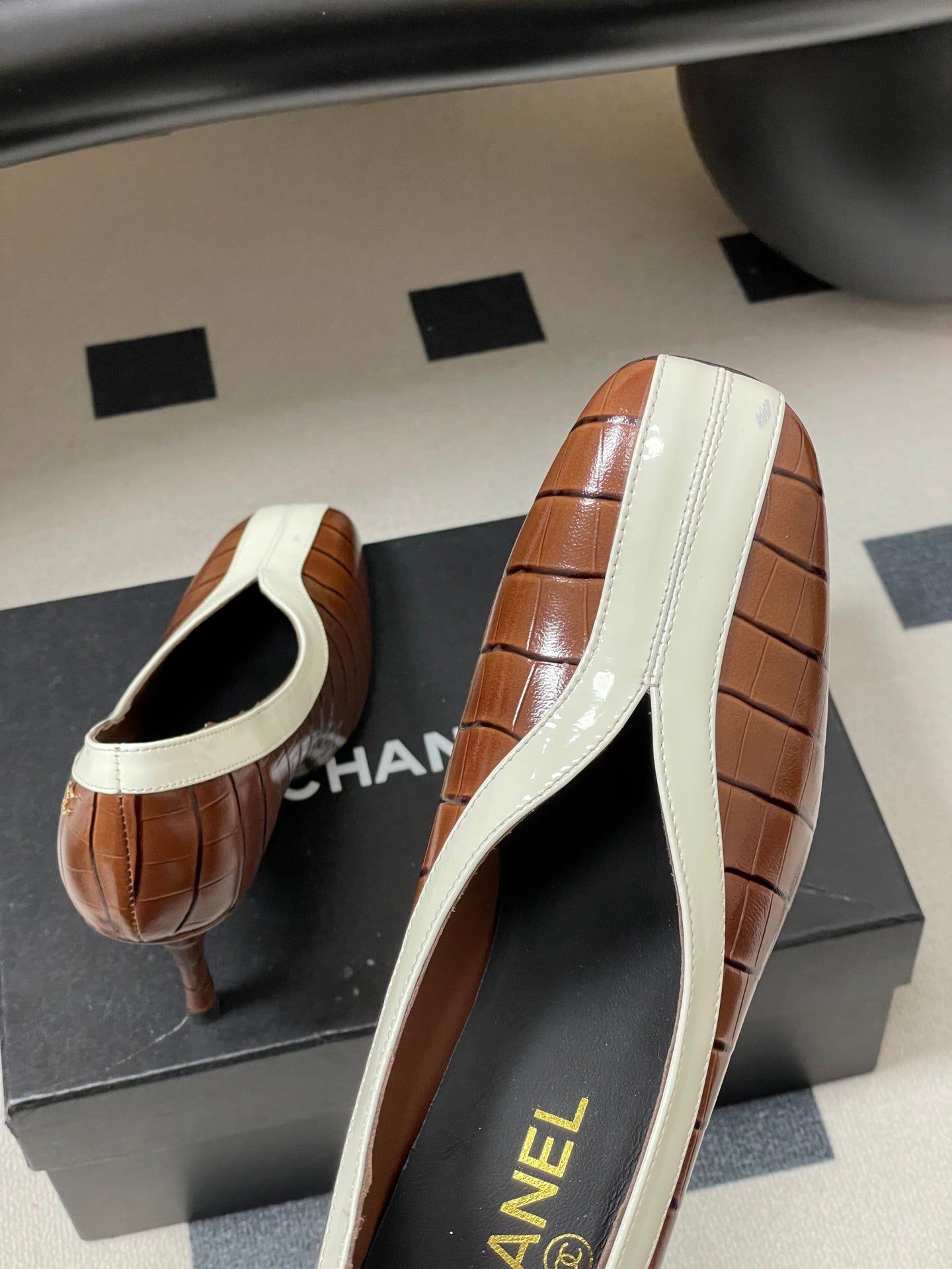 CC 26 Crocodile-embossed Pump Calfskin