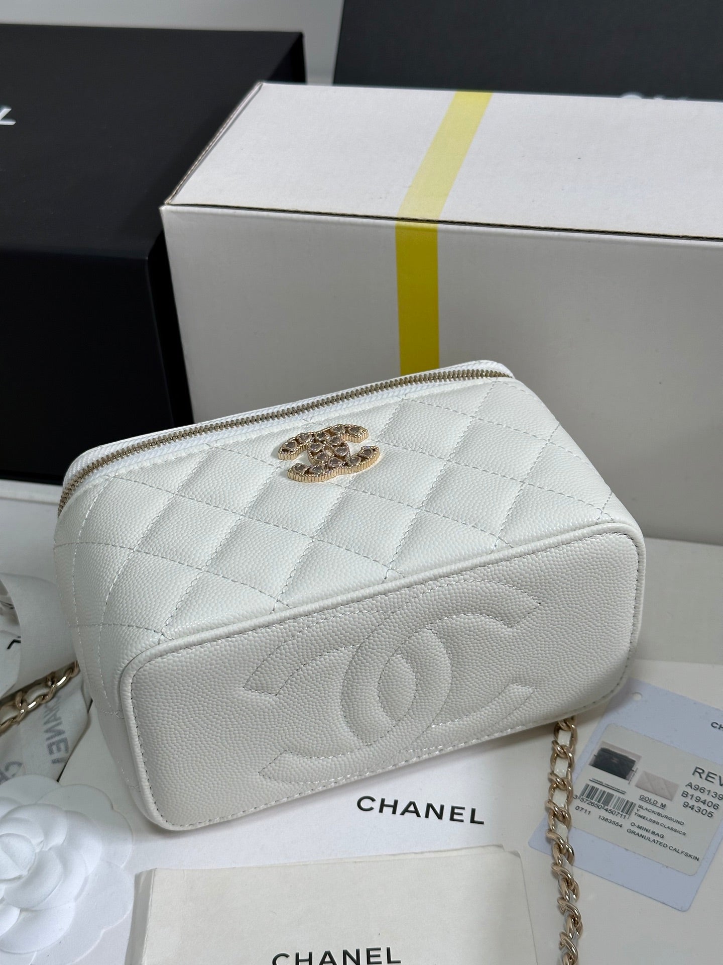 CC 25C Vanity Case 17cm White Caviar Leather Heart Rhinestone Light Gold Hardware 243421