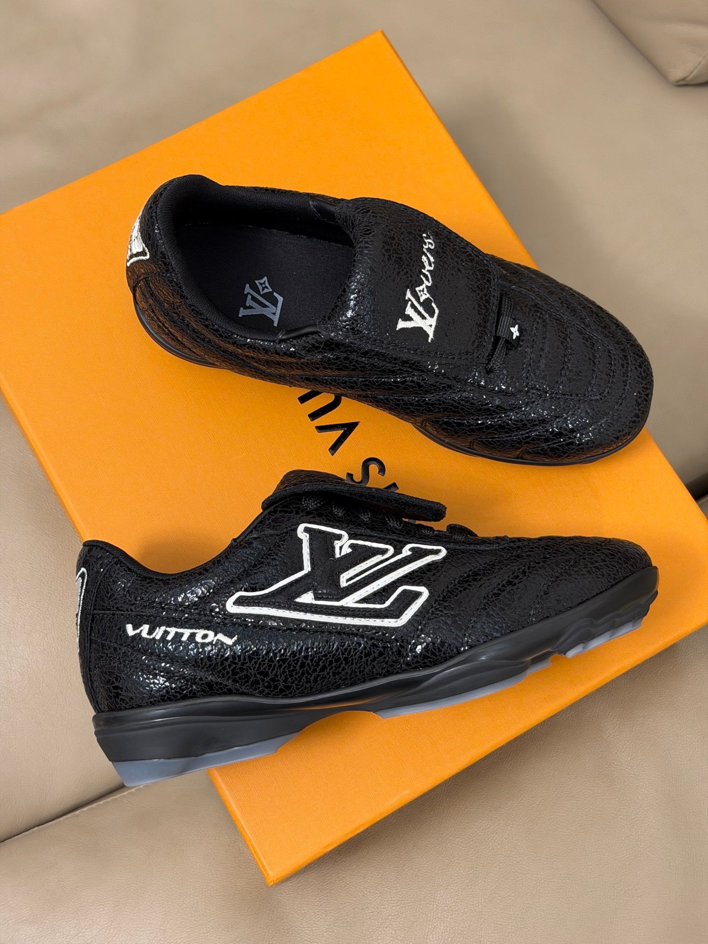 LV x Pharrell Footprint 26ss Sneaker Black Pebble Leather 621150