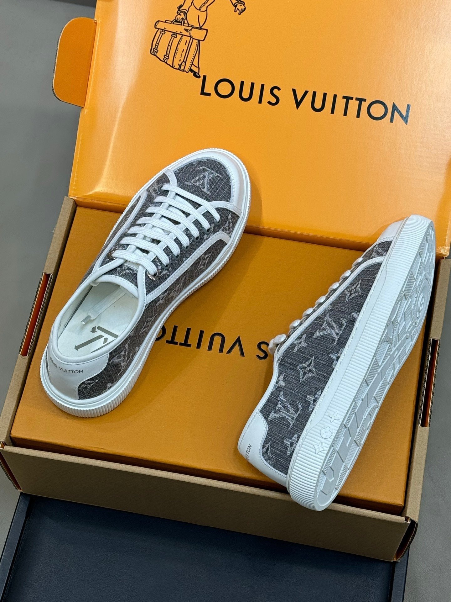 LV 26ss Sneaker Black Monogram Leather 621639