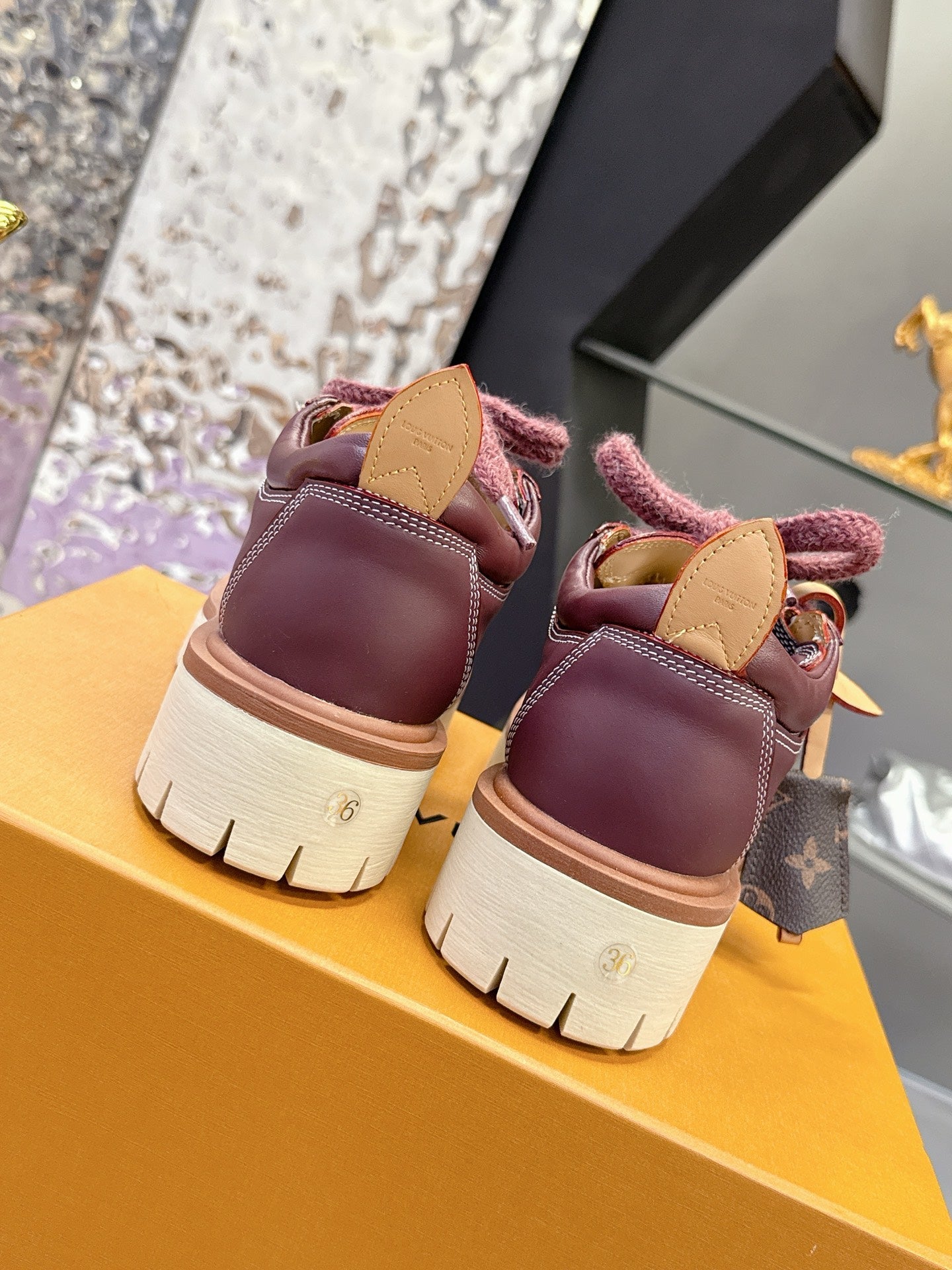 LV 26ss Sneaker Burgundy Sheepskin 672126