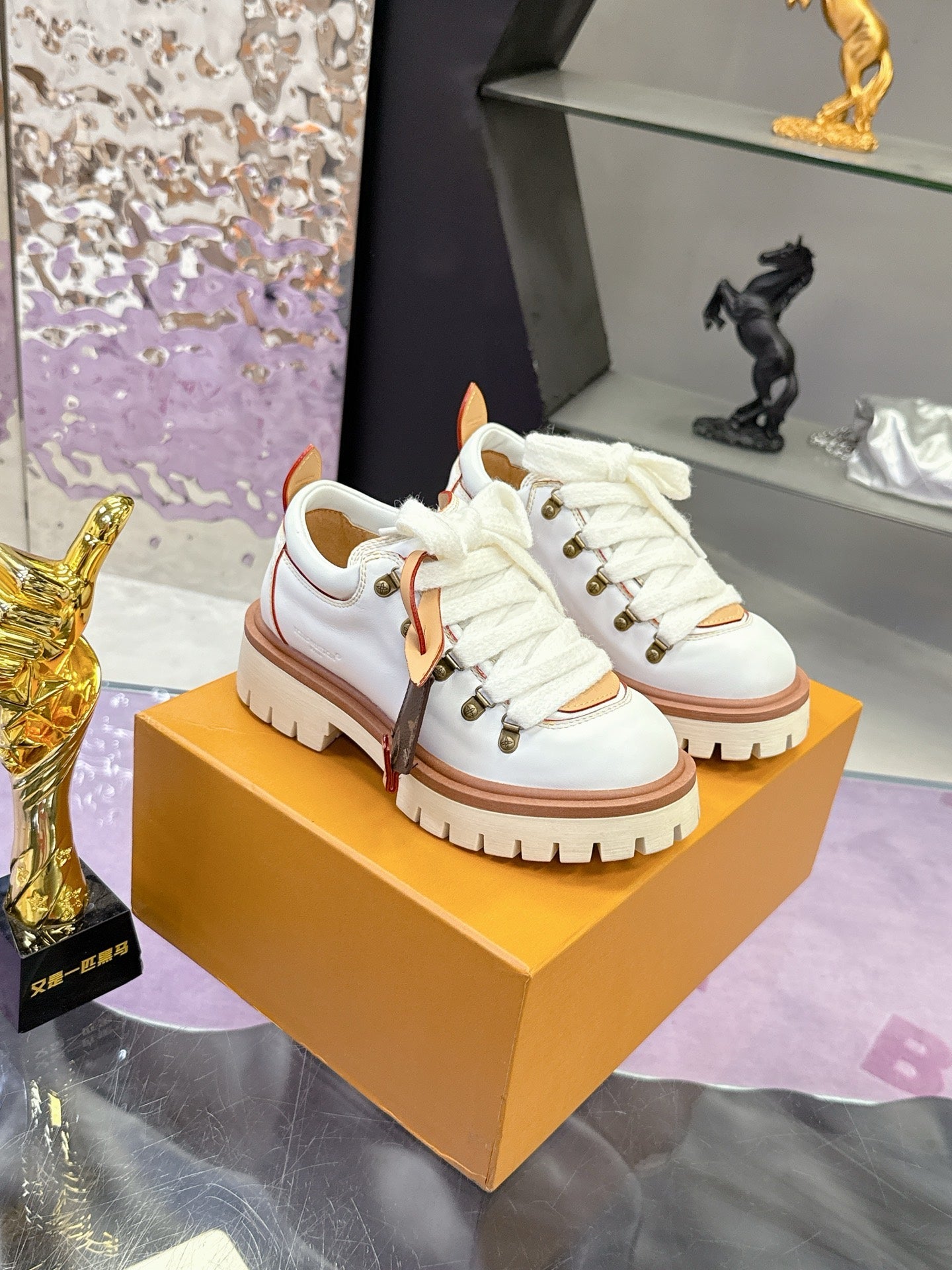 LV 26ss Sneaker White Brown Sheepskin 672128