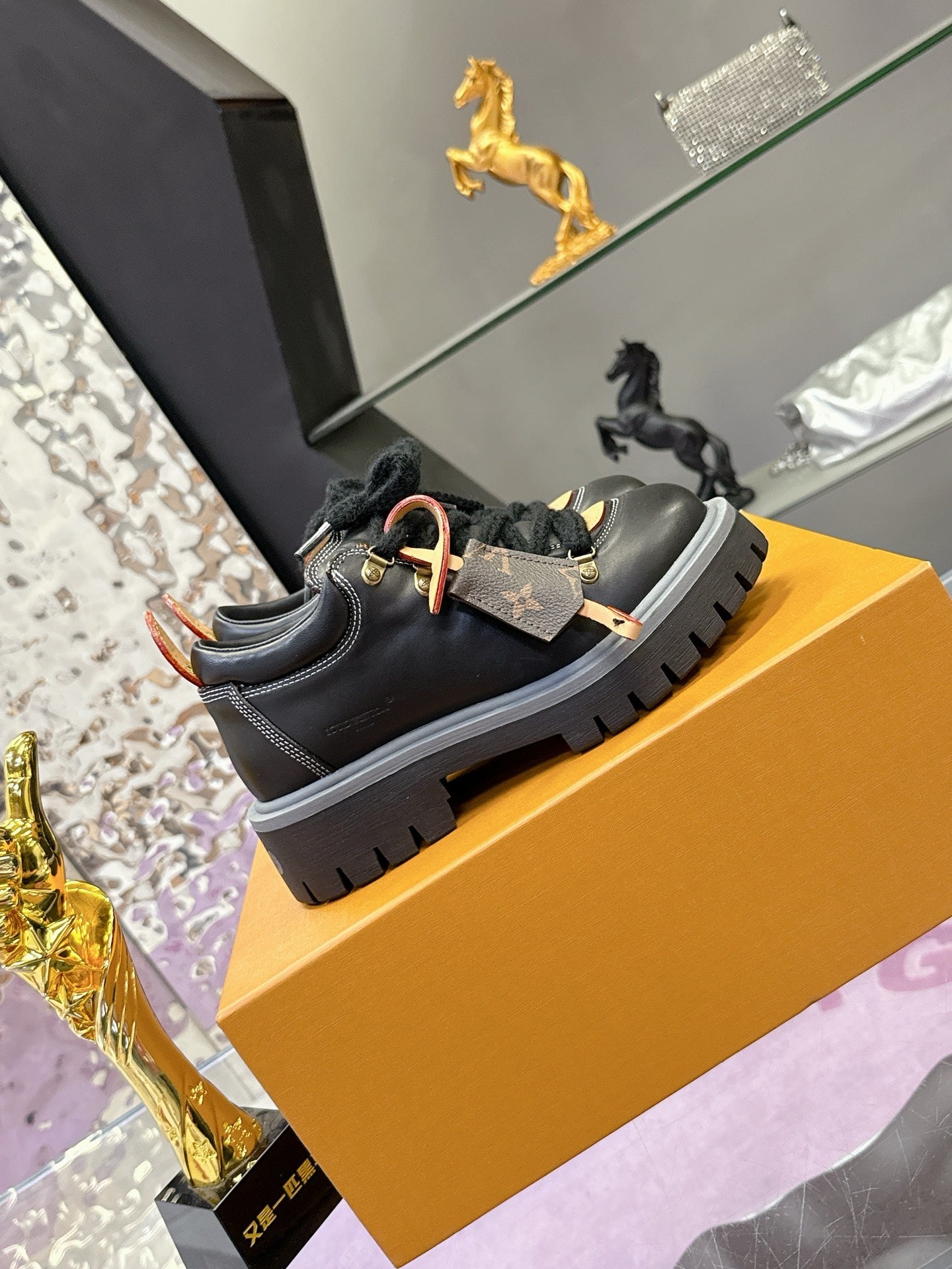 LV 26ss Sneaker Black Sheepskin 672127
