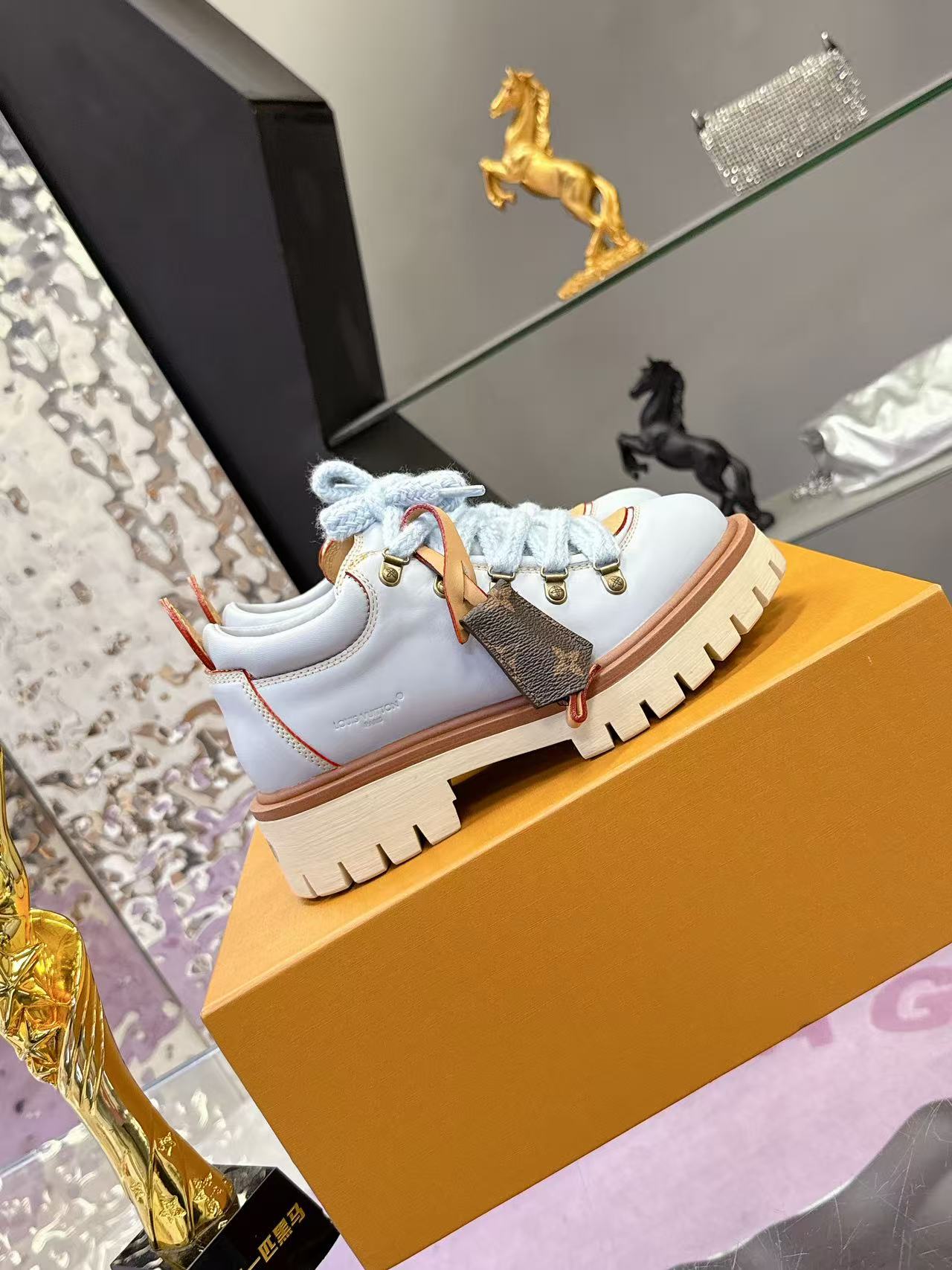 LV 26ss Sneaker Baby Blue Brown Sheepskin 672129