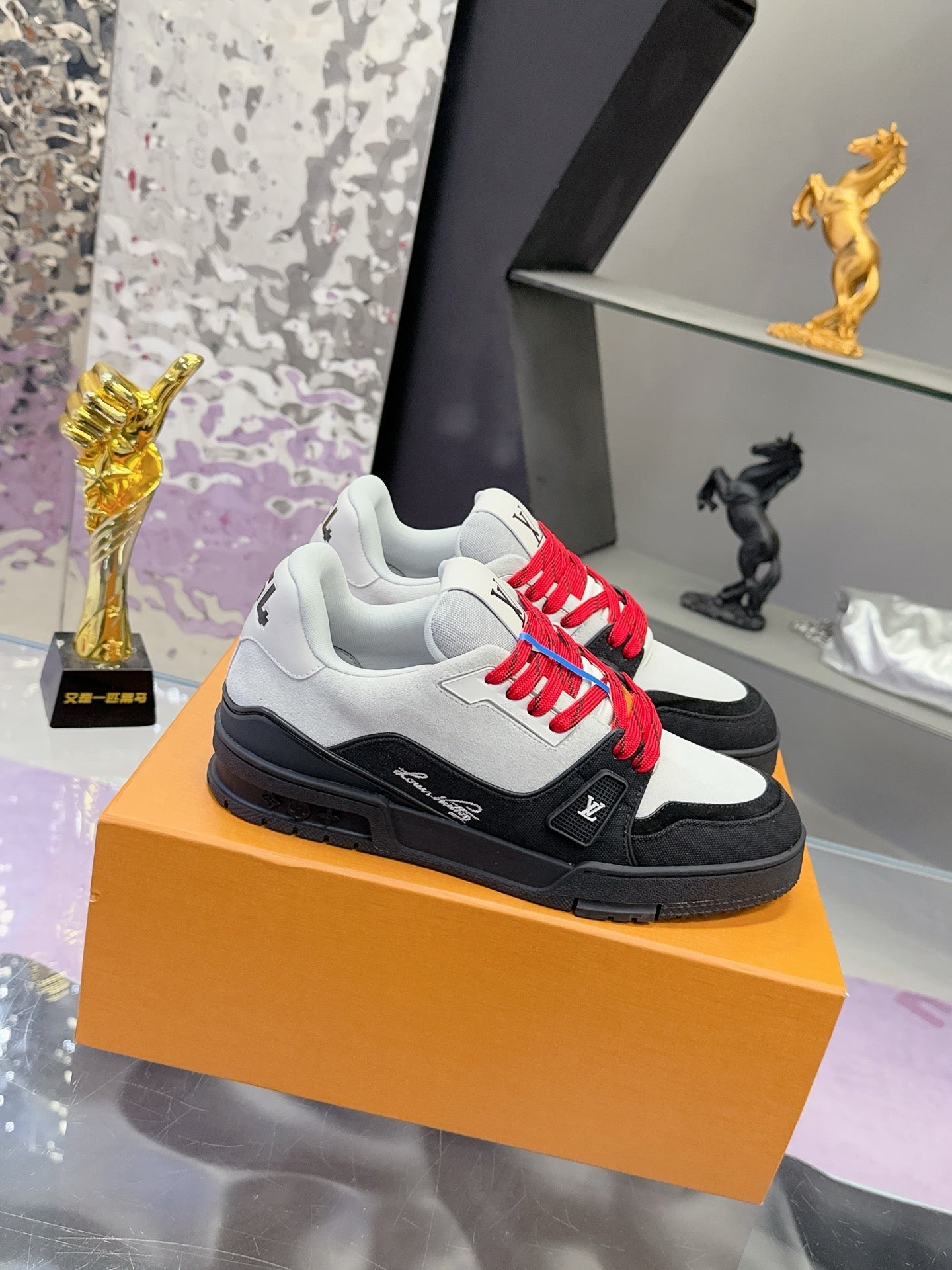LV x Tyler 26ss Sneaker White Black Red Suede 672139